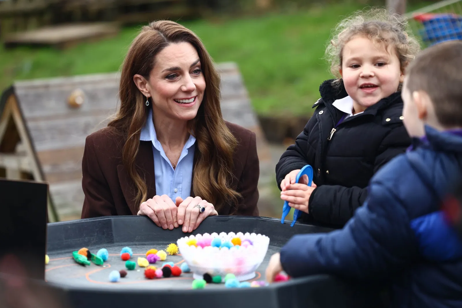 L'image peut contenir un visage, une tête, une personne, une photographie, un portrait, un sourire heureux, des accessoires, des boucles d'oreilles, des bijoux pour adultes et une bague.