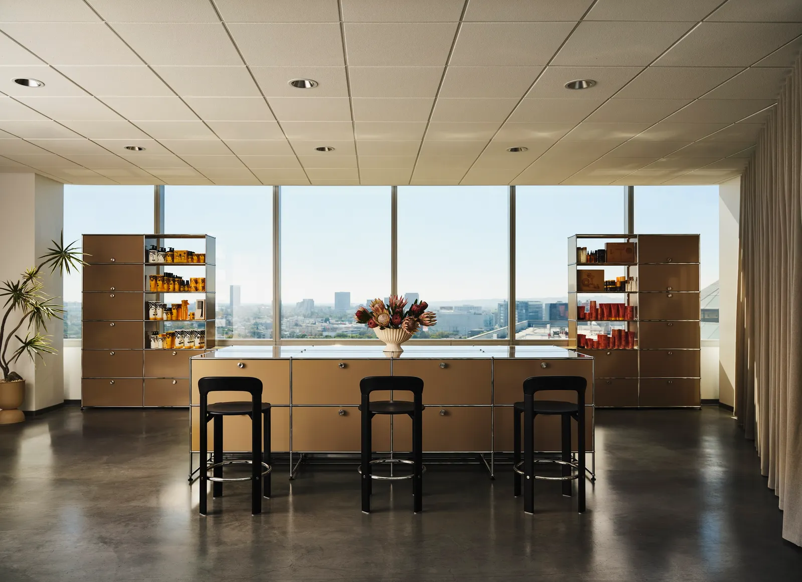 L'image peut contenir des meubles à l'intérieur Design d'intérieur Chaise Sol Architecture Bâtiment Paysage urbain et urbain