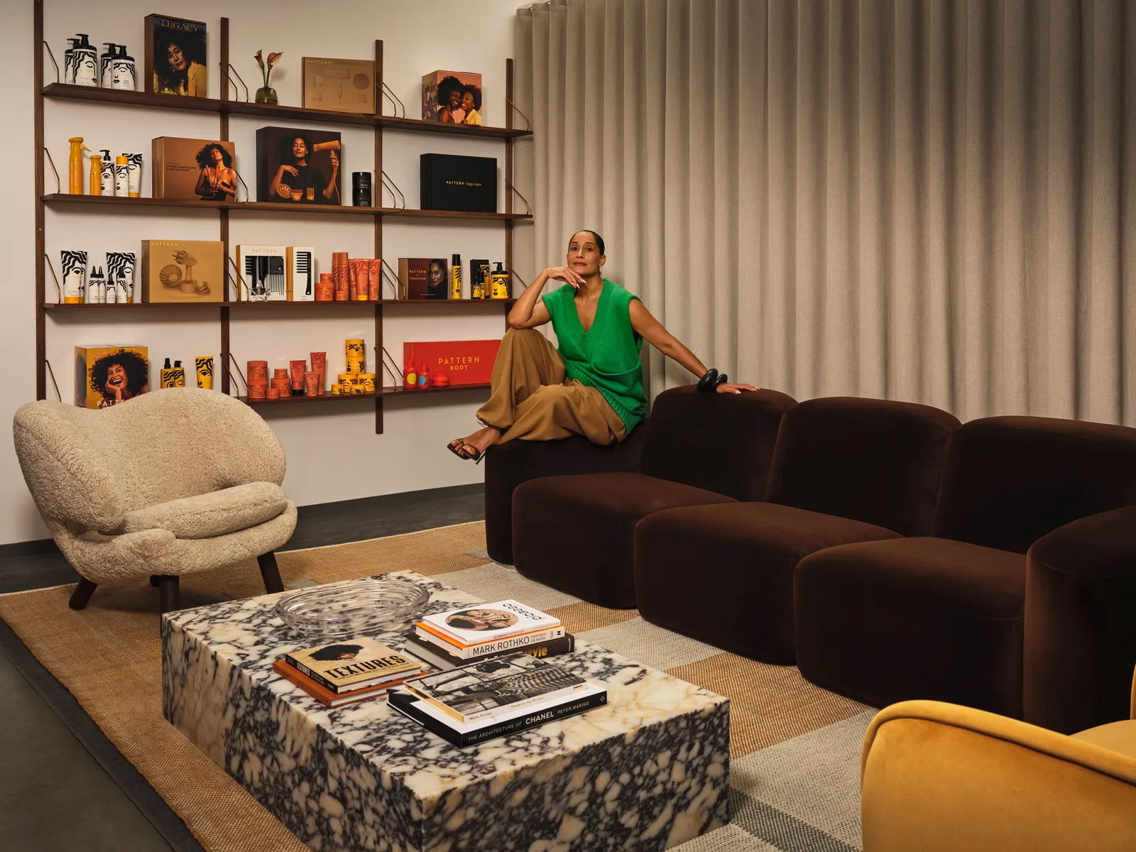 L'image peut contenir Tracee Ellis Ross Tracee Ellis Ross Architecture Meubles de construction Intérieur Salon et chambre