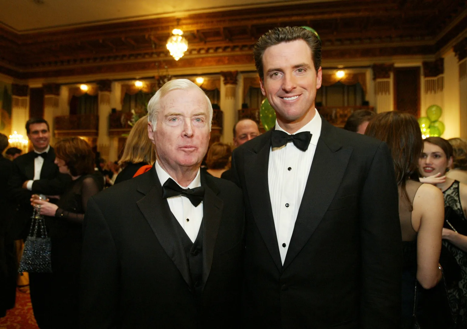 L'image peut contenir Dan Quayle Gavin Newsom Vêtements Tenue de soirée Costume Smoking Visage Tête Personne et photographie