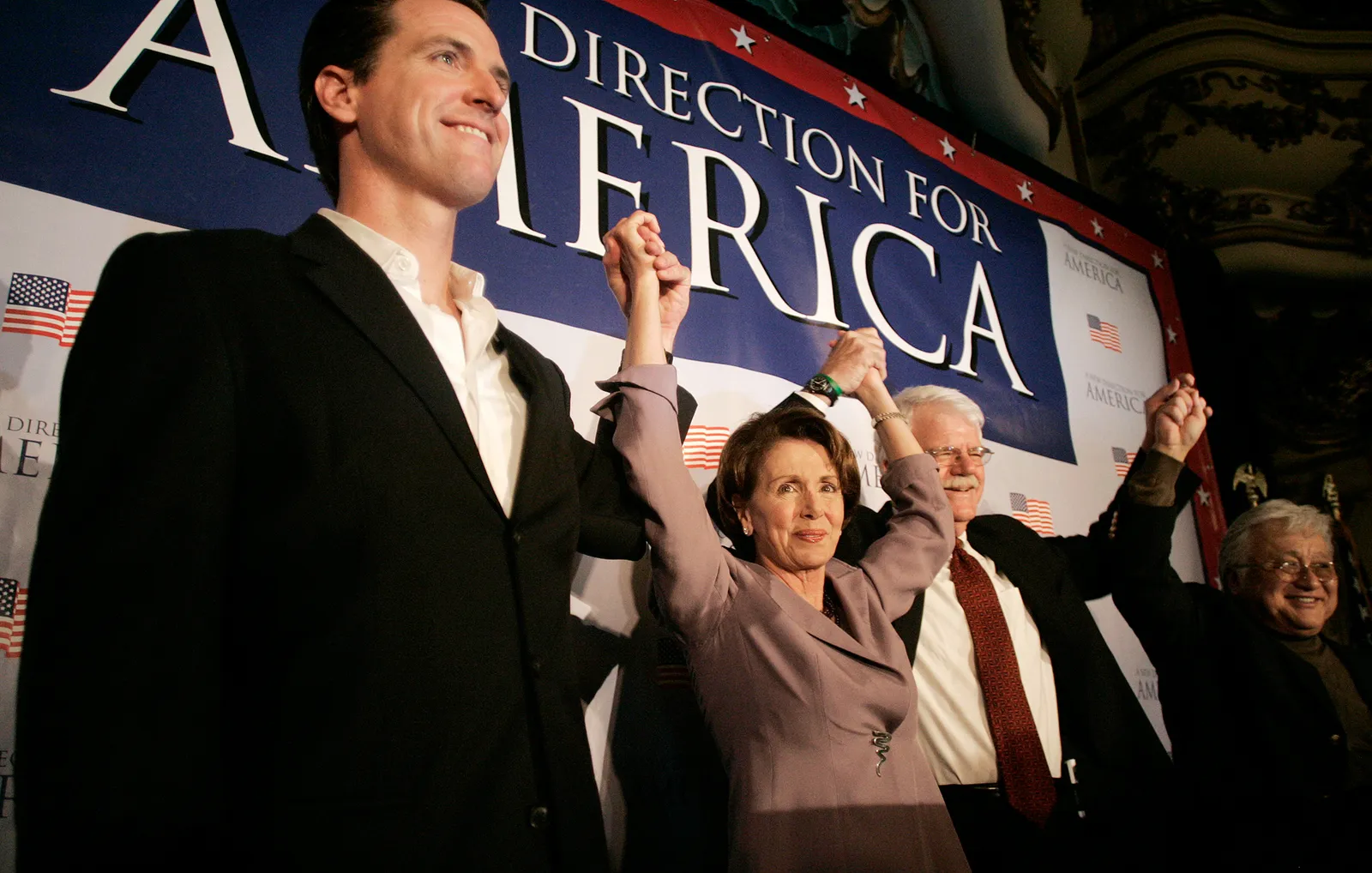 L'image peut contenir Gavin Newsom Nancy Pelosi Orley Ashenfelter Blazer Vêtements Manteau Veste Vêtements de cérémonie et costume