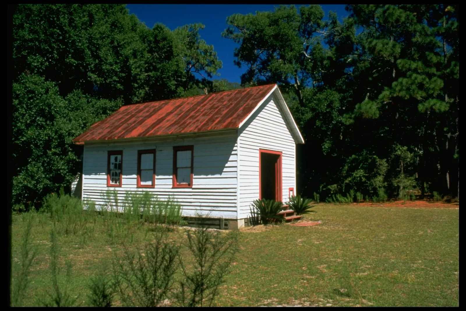 L'image contient peut-être Architecture Bâtiment Extérieur Abri Cottage Maison Habitation Herbe Plante Campagne et Cabane