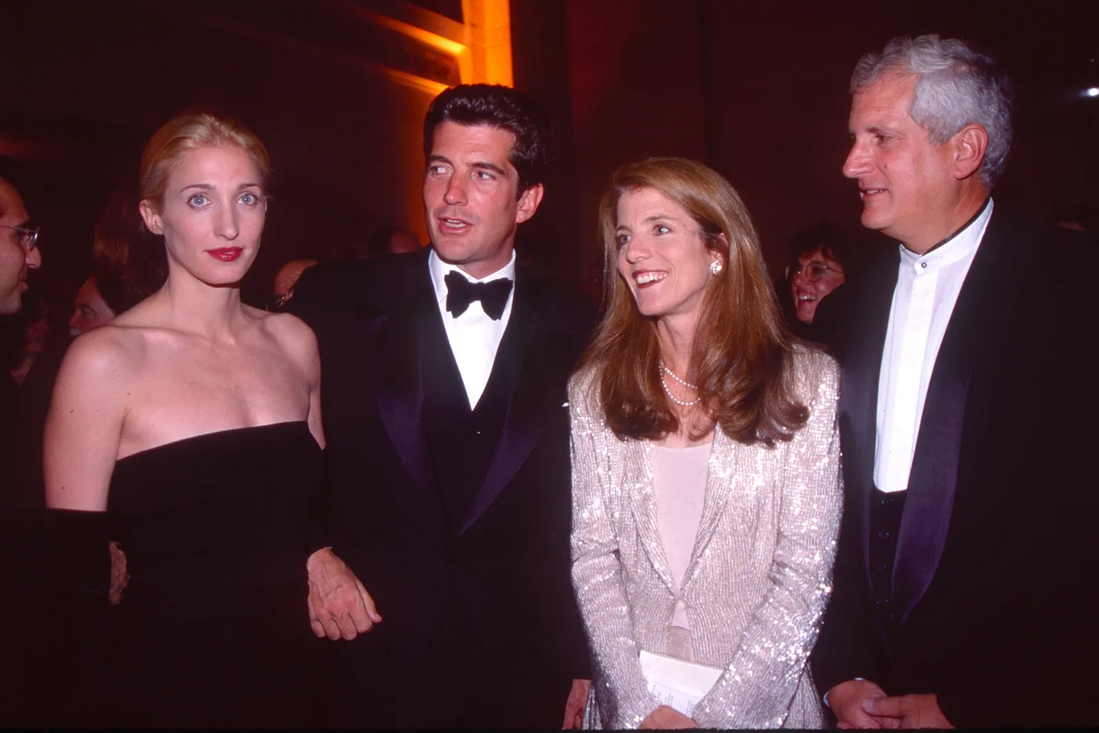 L'image peut contenir John F. Kennedy Jr. Caroline Kennedy Vêtements Tenue de soirée Costume Blazer Manteau Veste Smoking et visage