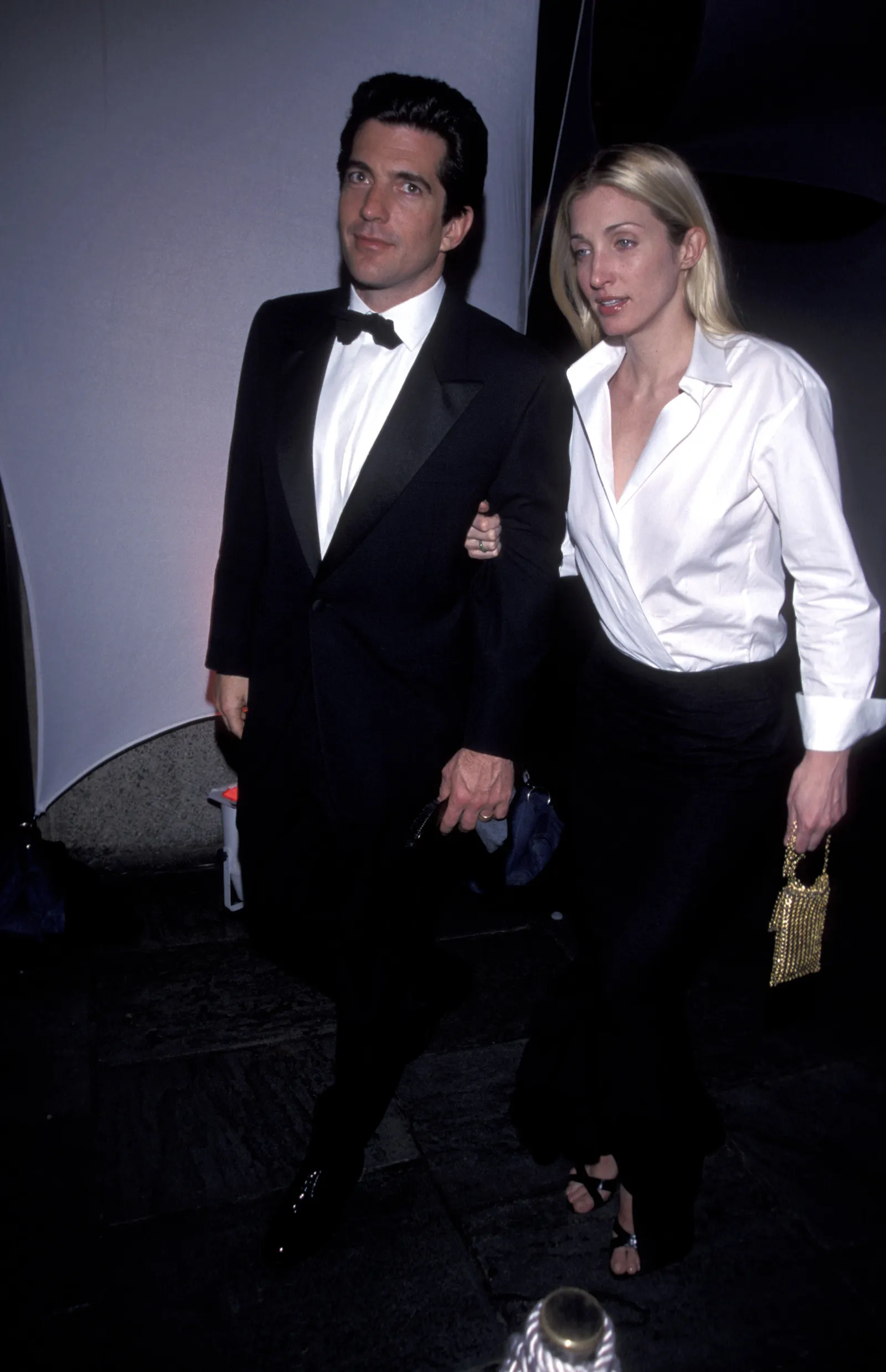 L'image peut contenir John F. Kennedy Jr. Carolyn BessetteKennedy Vêtements Tenue de soirée Costume Tuxedo Blazer et manteau
