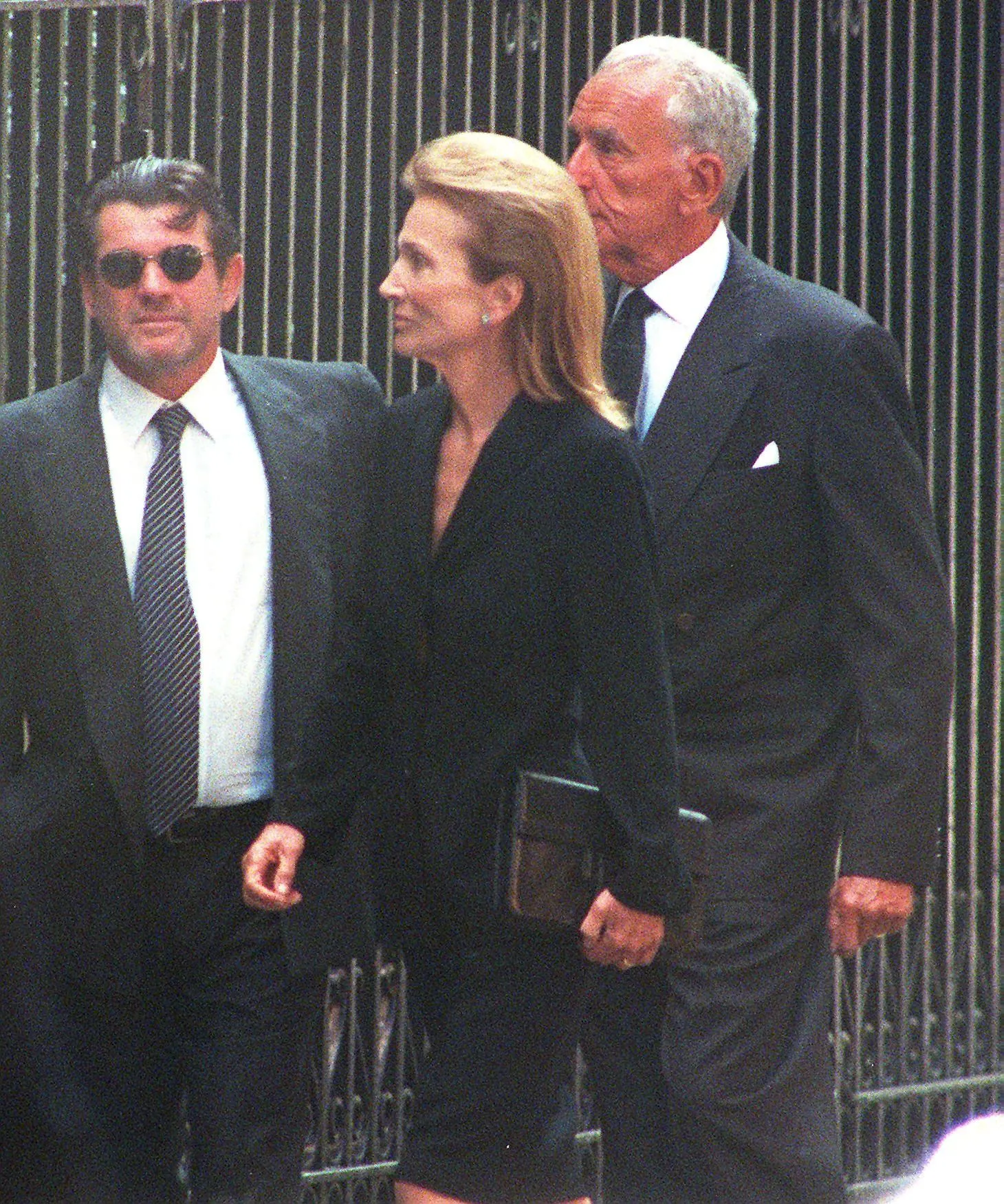 L'image peut contenir Jann Wenner Lee Radziwill Blazer Vêtements Manteau Veste Accessoires Lunettes de soleil Tenue de soirée et cravate