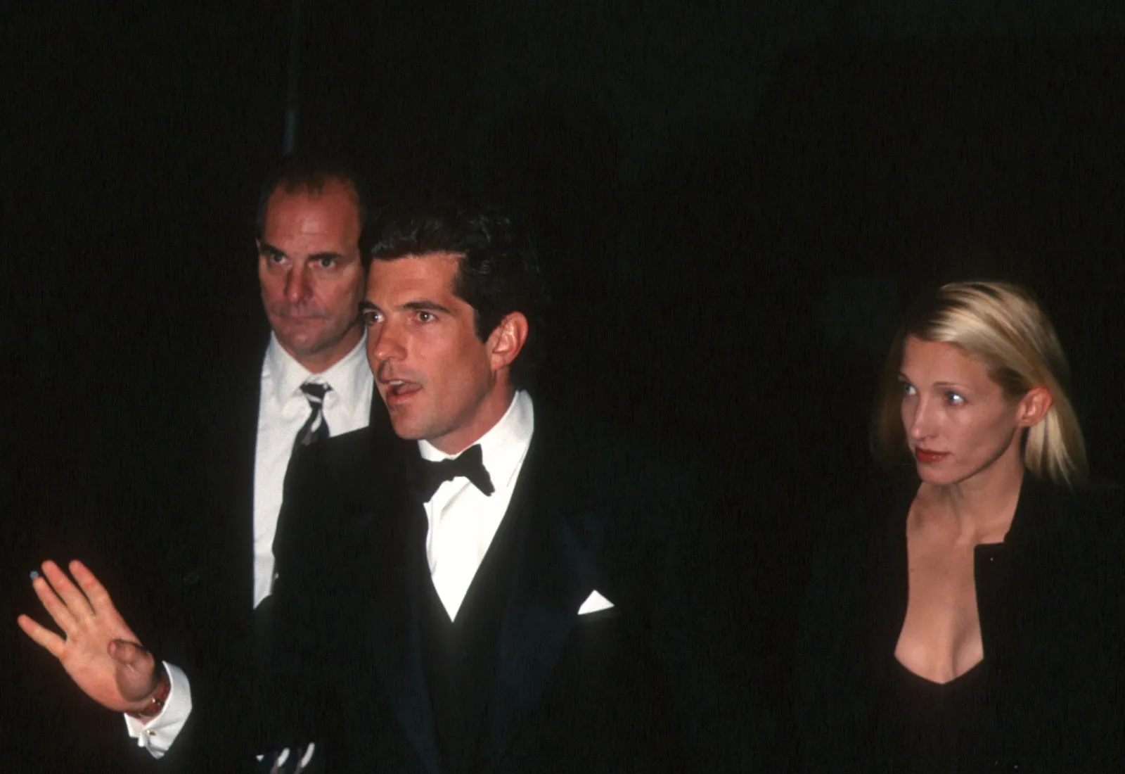 L'image peut contenir John F. Kennedy Jr. Michael Shamus Wiles Vêtements de cérémonie Costume Tuxedo Visage Tête et personne