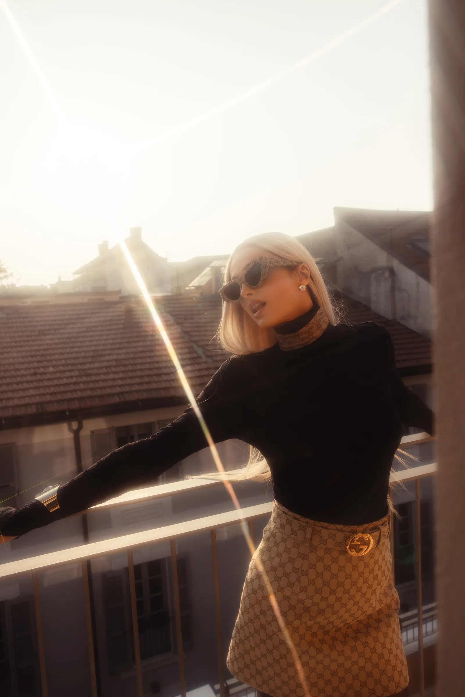 L'image contient peut-être Paris Hilton Visage Tête Personne Photographie Portrait Nature Extérieur Lumière du ciel Adulte et Blonde