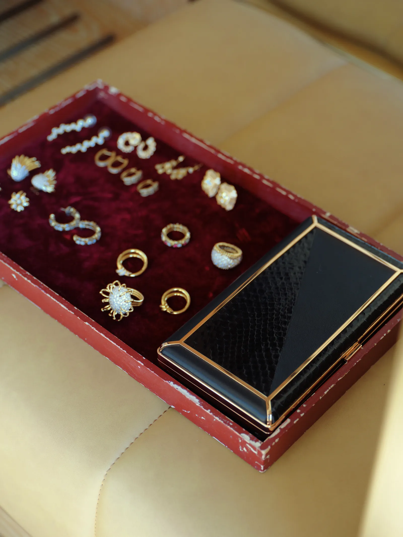 L'image peut contenir des accessoires, des bijoux, des appareils électroniques, des téléphones et des téléphones portables.