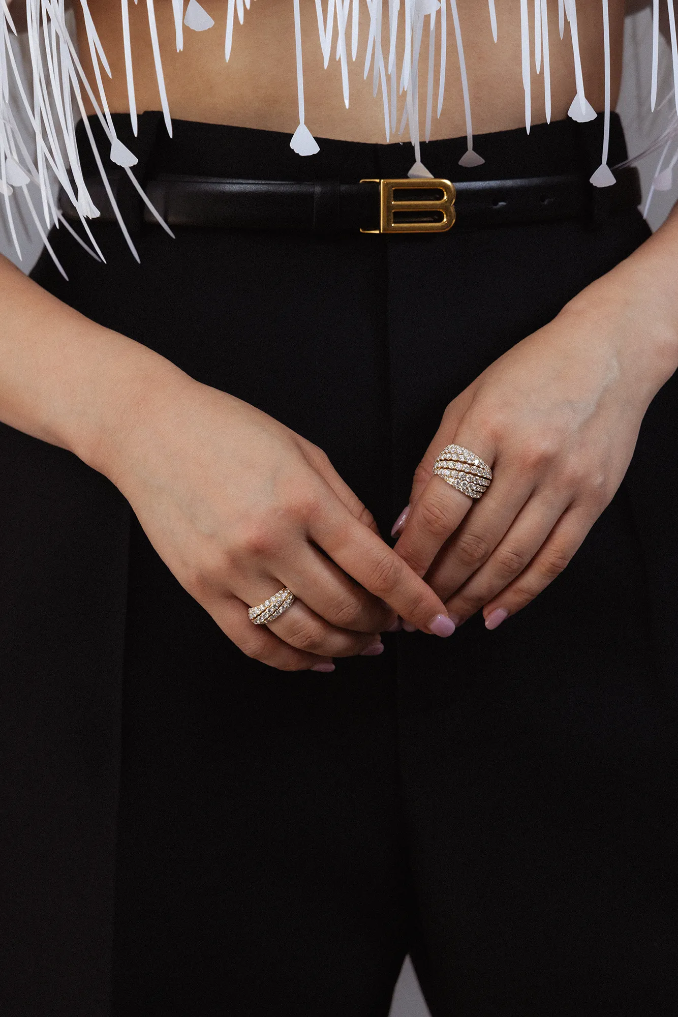 L'image peut contenir des accessoires Partie du corps Doigt Main Personne Ceinture Diamant Pierre précieuse et bijoux