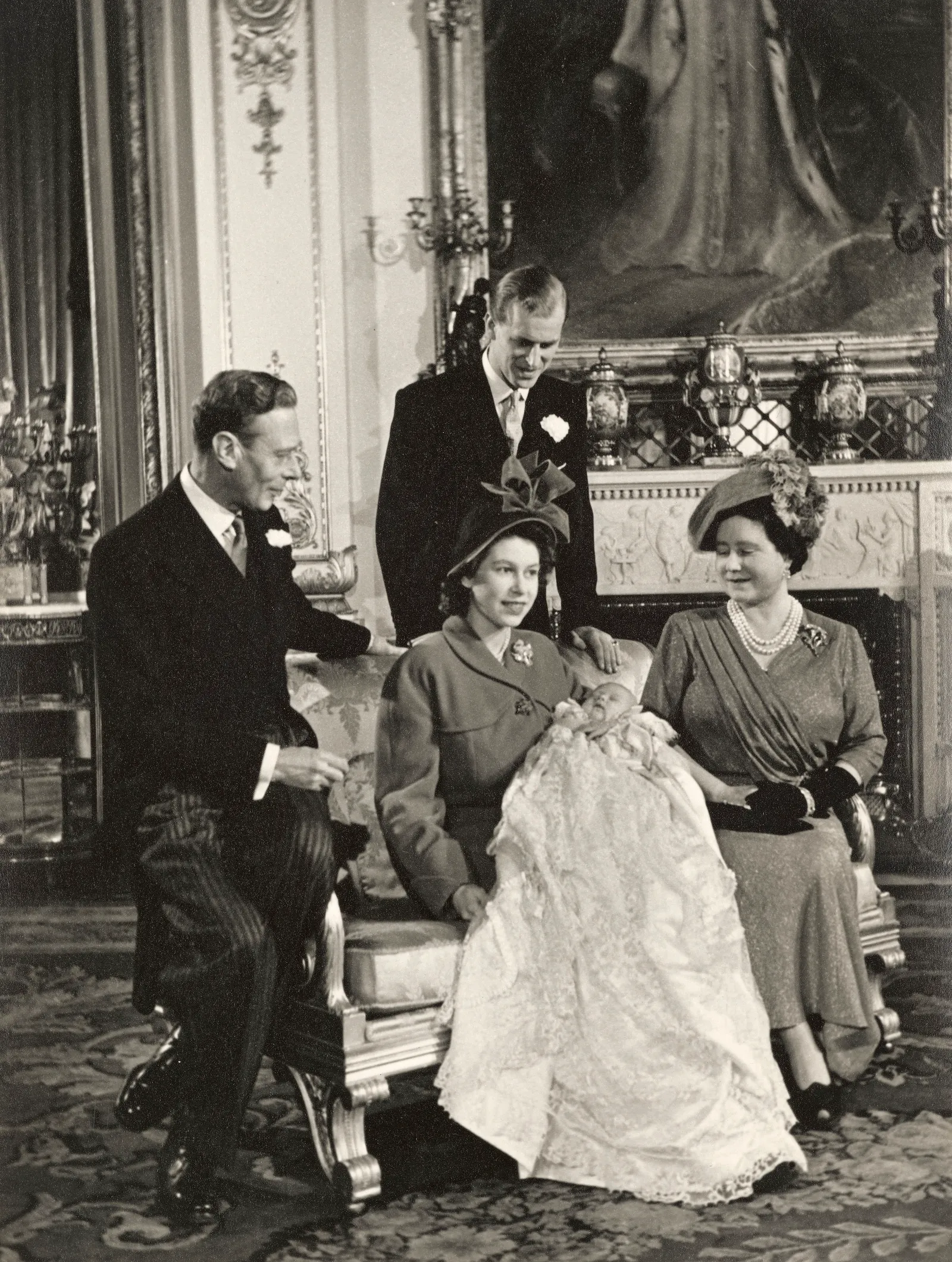L'image peut contenir George VI, la reine Elizabeth, la reine mère Elizabeth II, Philip Tomalin, personne et vêtements.