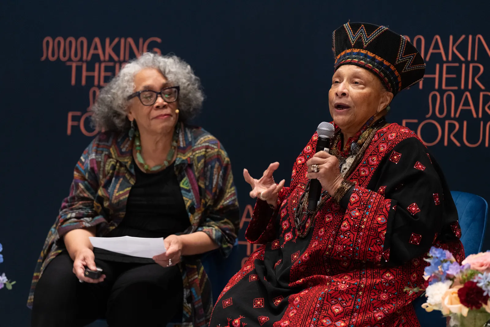 L'image peut contenir Lowery Stokes Sims Personnes Personne Appareil électrique Microphone Foule d'adultes Accessoires et lunettes