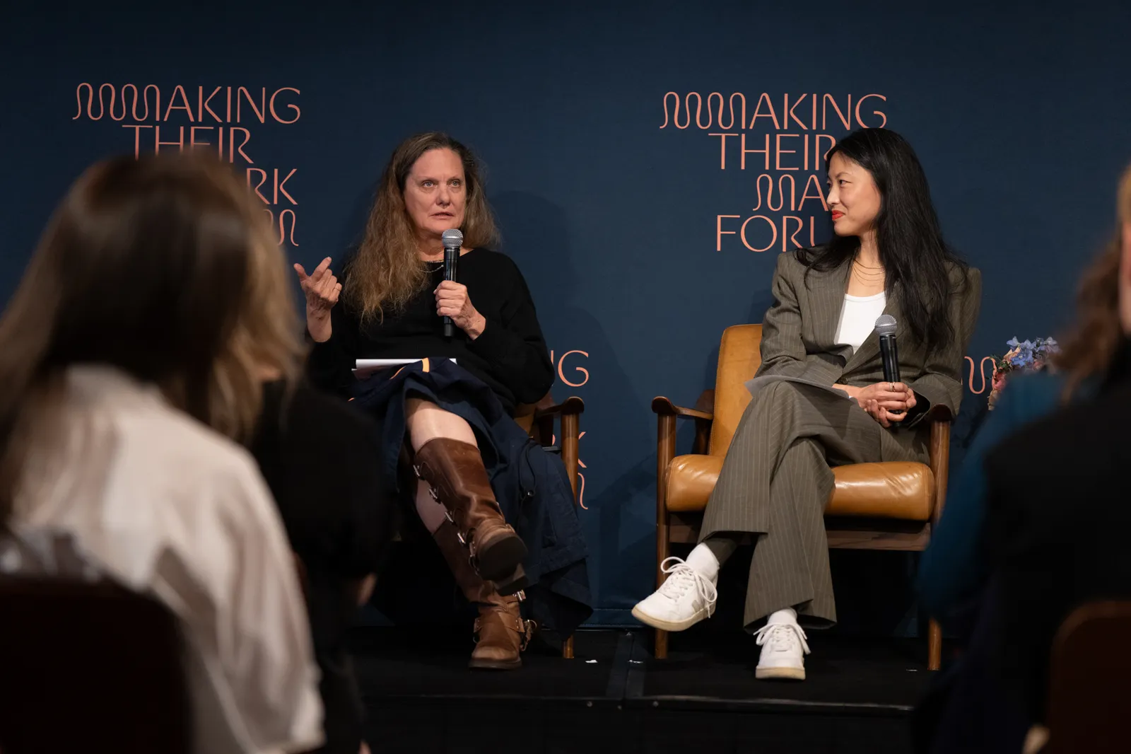 L'image contient peut-être Personne adulte Personnes Vêtements Chaussures Chaussure Foule Visage Tête Conversation et interview