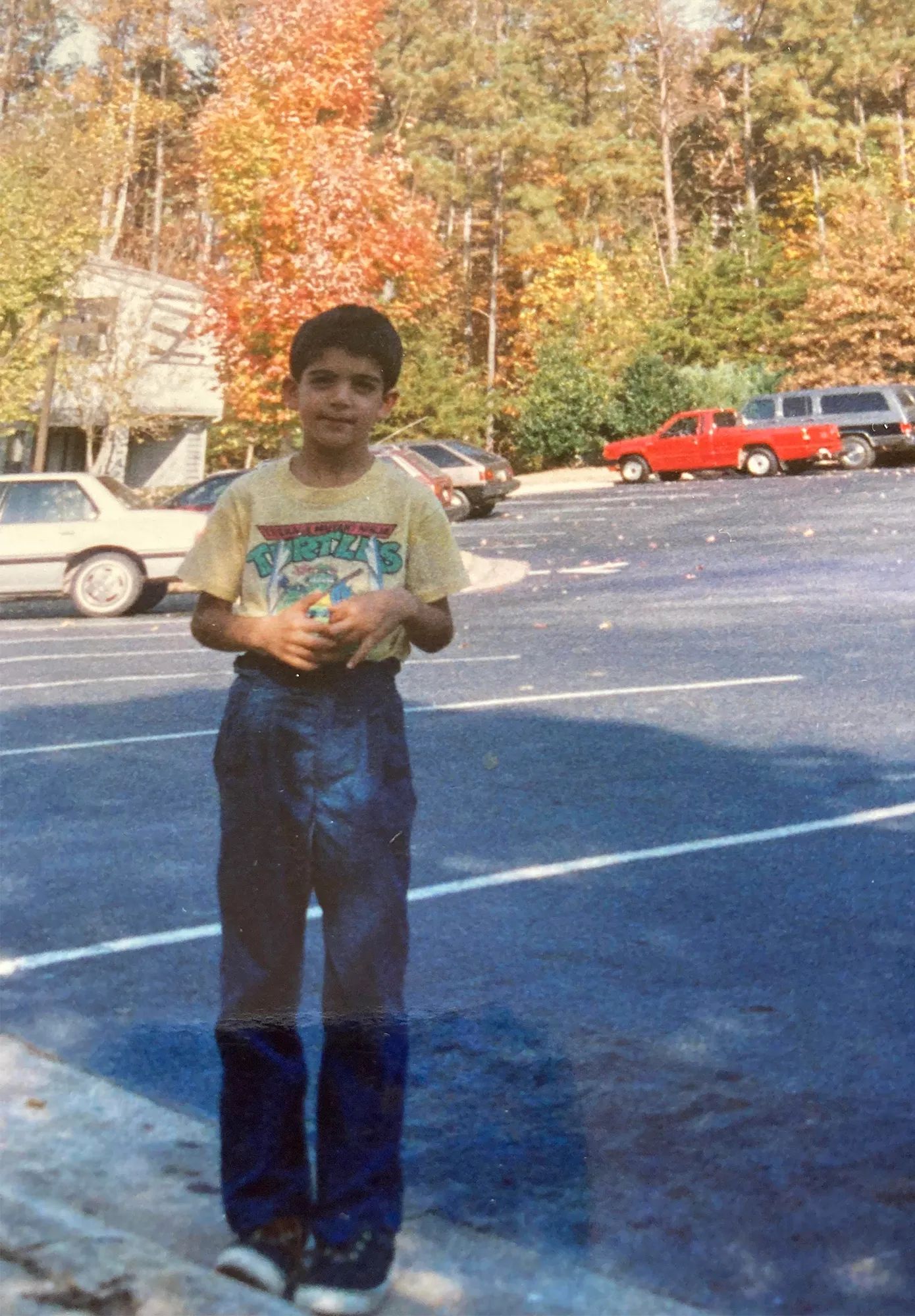 L'image peut contenir des vêtements Pantalons Visage Tête Personne Photographie Portrait Jeans Ville Route Rue Urbain Voiture et SUV