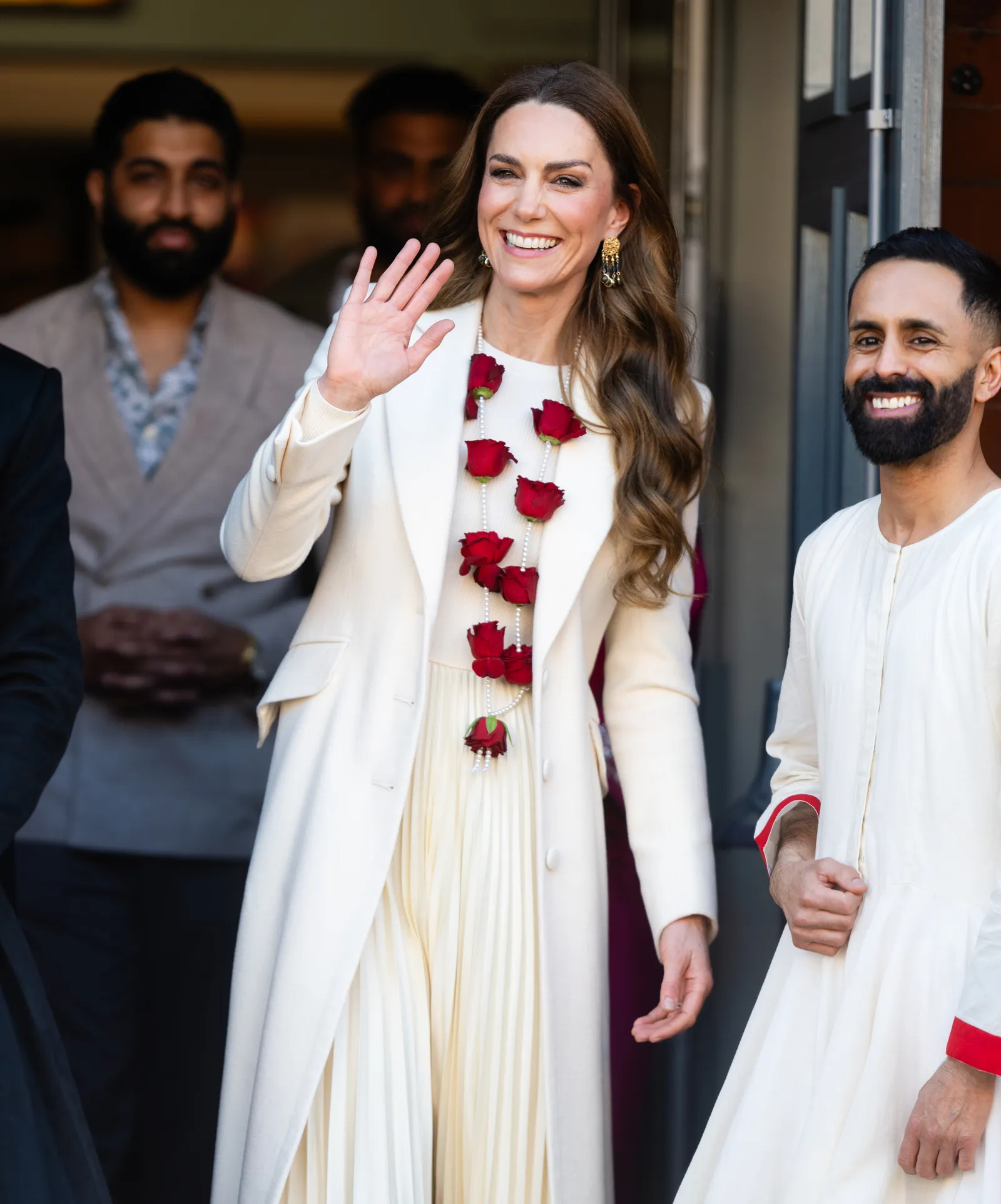 L'image peut contenir Michael Ward Visage Tête Personne Vêtements Manteau Adulte Sourire heureux Mariage Personnes et Photobombing
