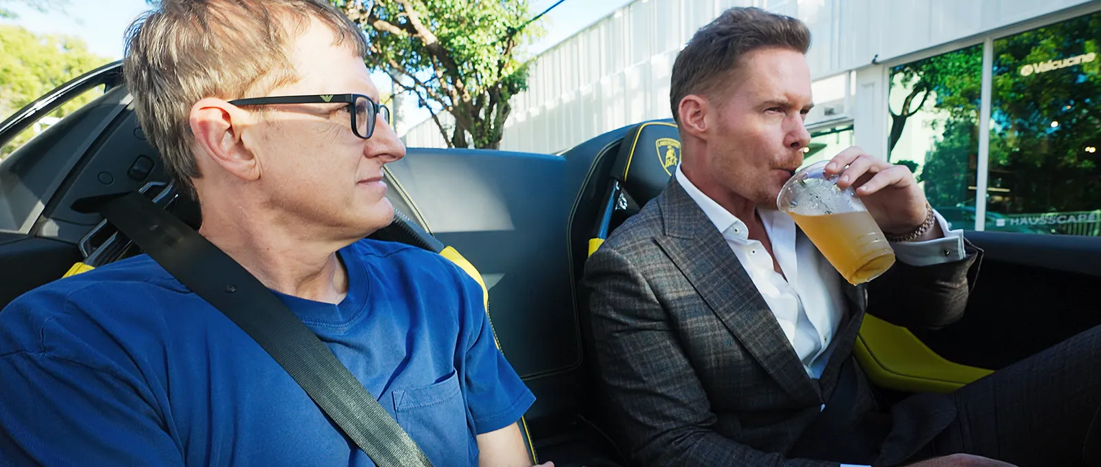 L'image peut contenir un coussin, une décoration d'intérieur, une personne adulte, des vêtements, un costume, un canapé, des meubles, un manteau, une veste et un visage.