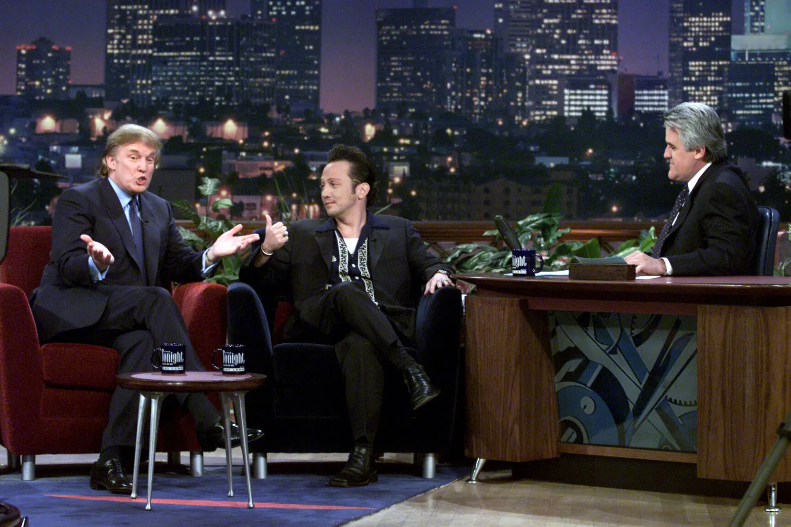 L'image peut contenir Rob Schneider Personne assise Ville Adulte Urban Blazer Vêtements Manteau Veste et conversation