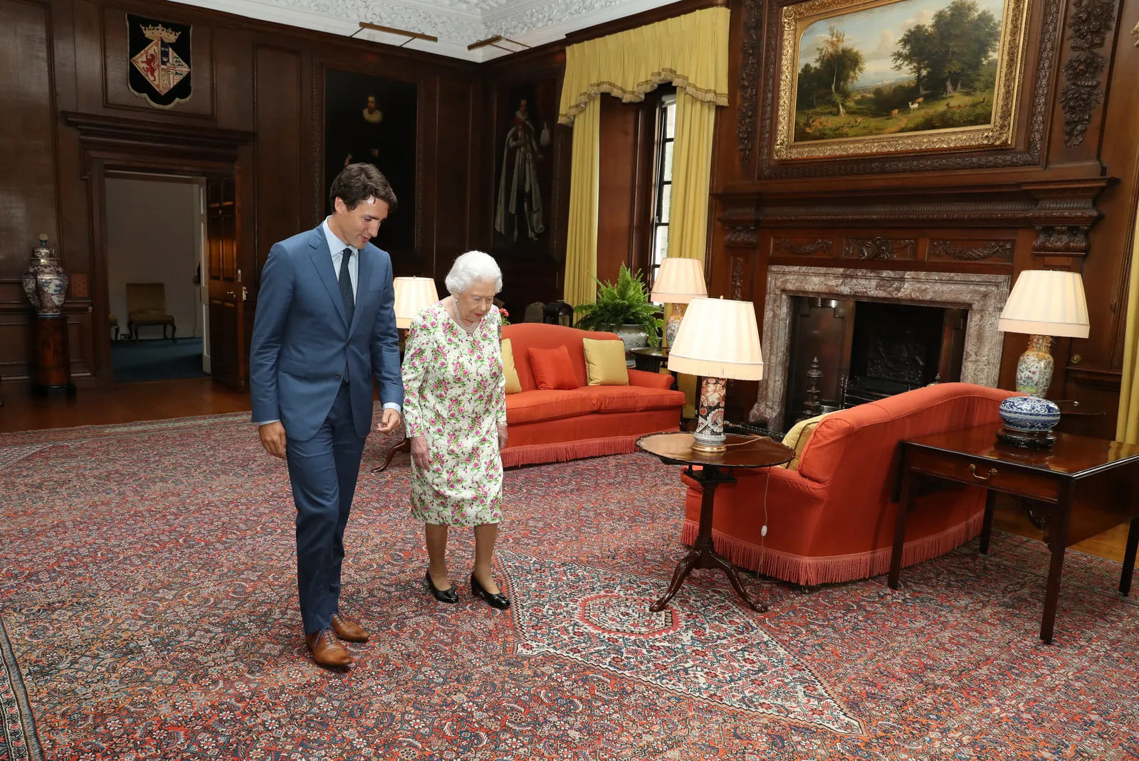 L'image peut contenir Justin Trudeau Elizabeth II Personne Adulte Lampe Vêtements Tenue de soirée Costume Décoration d'intérieur et chaussures