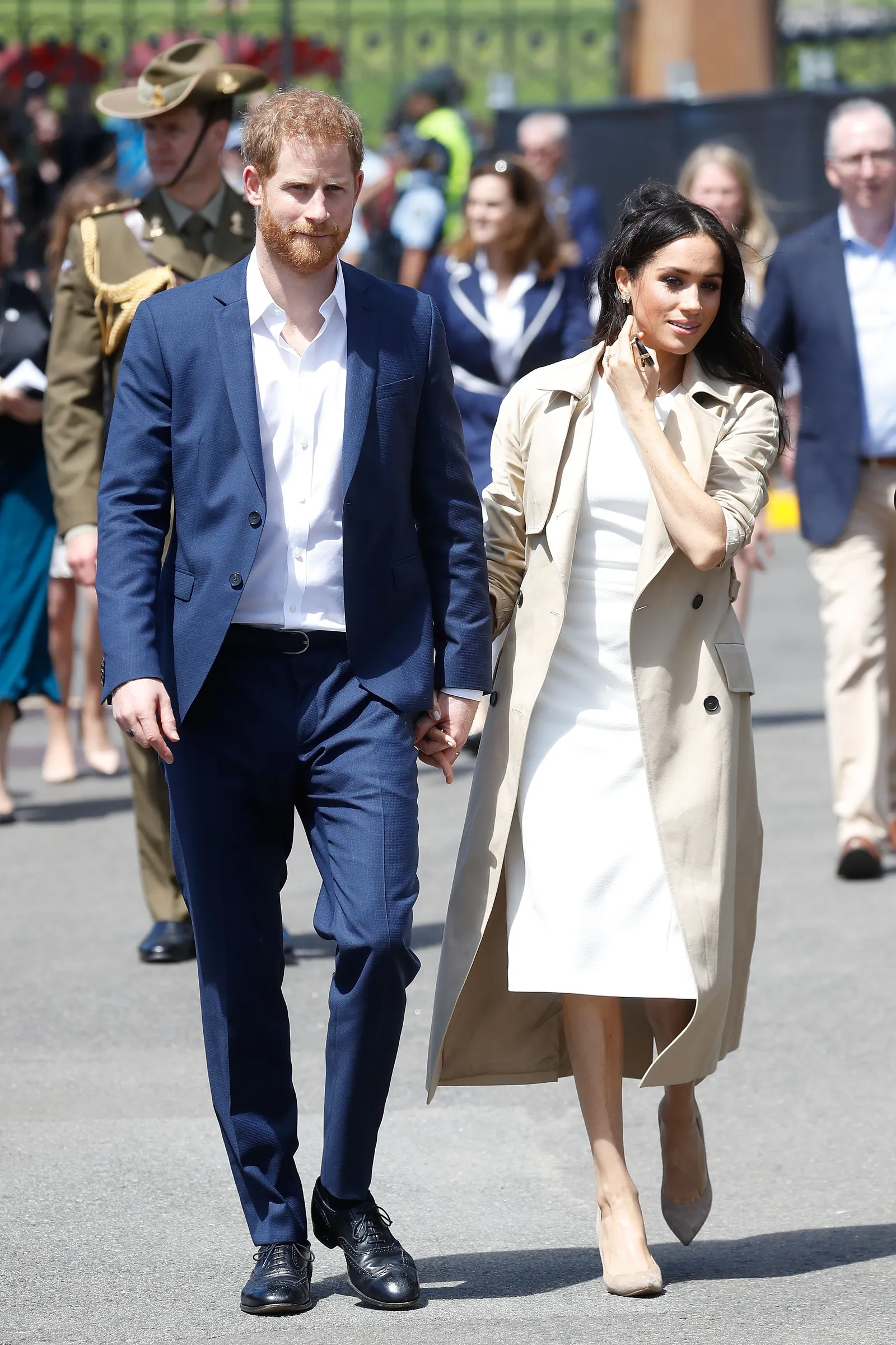 L'image contient peut-être le prince Harry, duc de Sussex, Meghan, duchesse de Sussex, personne, vêtements pour adultes, manteau et pardessus.