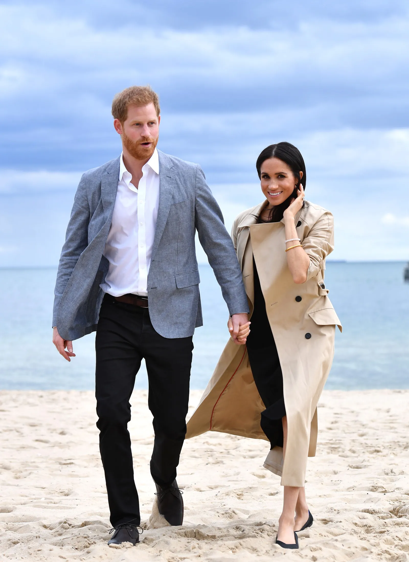 L'image peut contenir le prince Harry, duc de Sussex, Meghan, duchesse de Sussex, blazer, vêtements, manteau, veste et partie du corps.