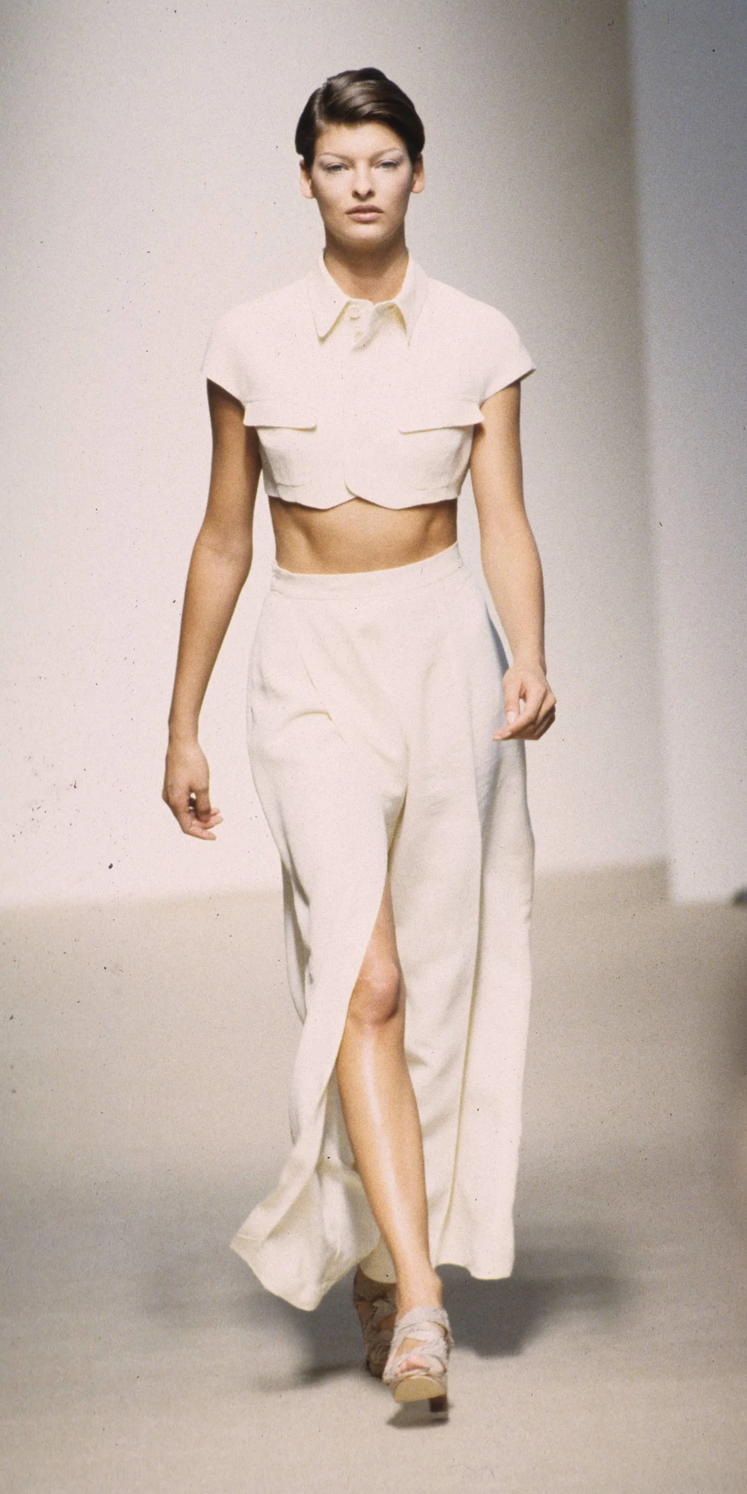 L'image peut contenir Linda Evangelista Blouse Vêtements Manches Personne adulte Mode et pantalons