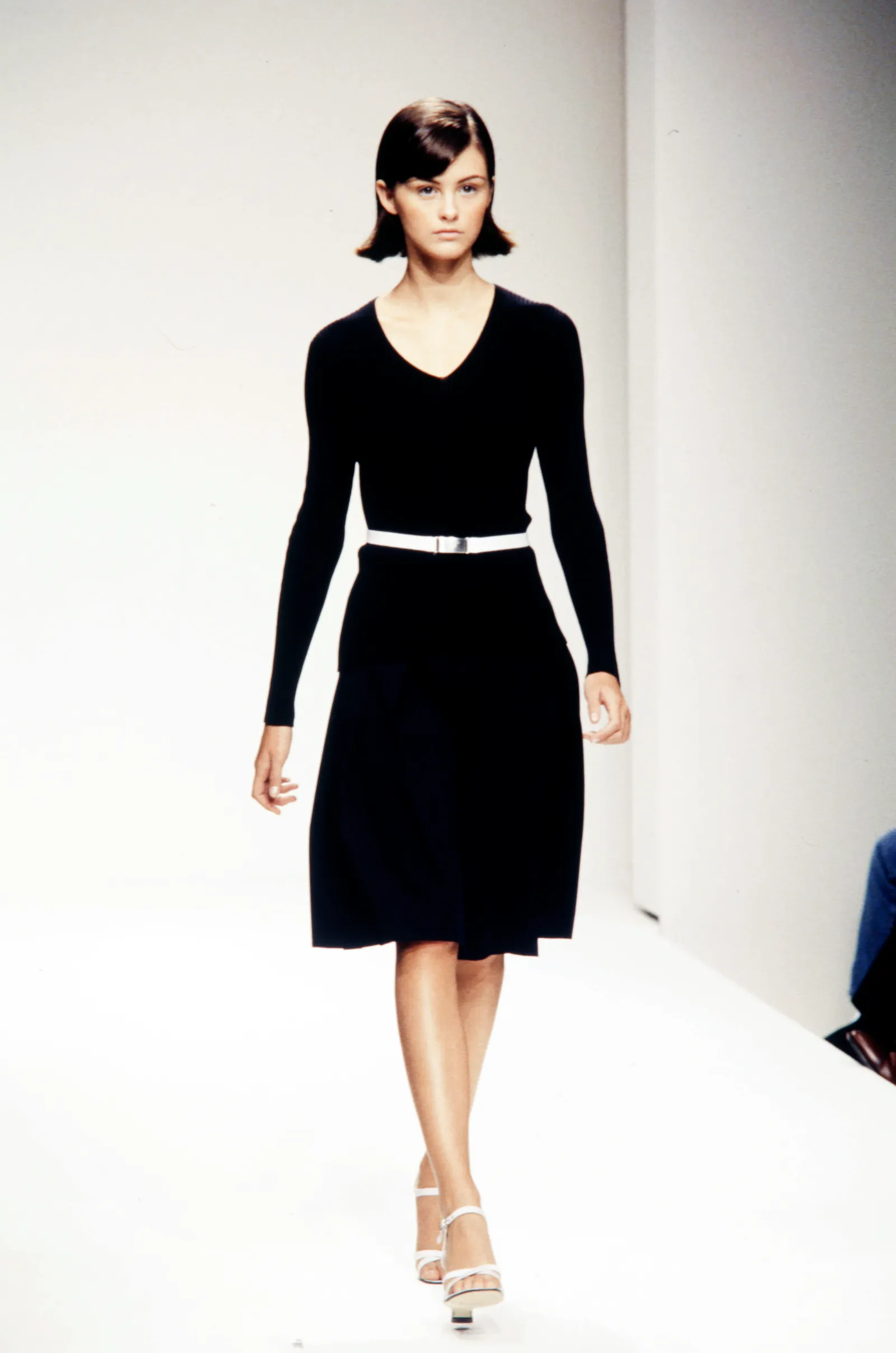 L'image peut contenir Trish Goff Vêtements Robe à manches longues Personne adulte Jupe Visage Tête et Robe de soirée