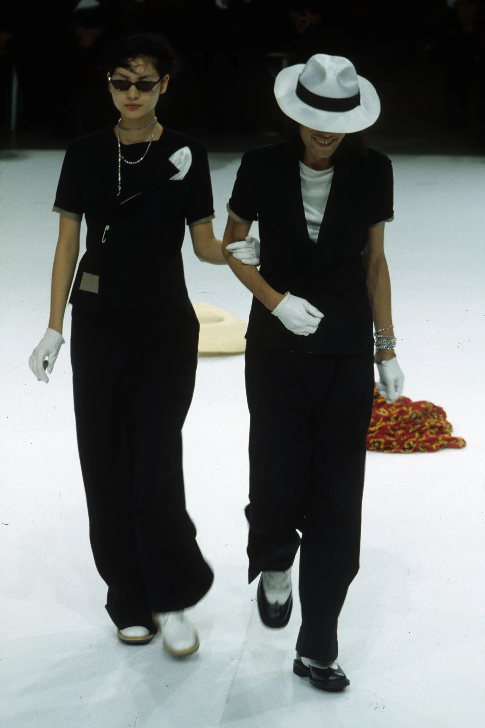 L'image peut contenir Rino Nakasone Razalan Personne Vêtements Gant Tenue de soirée Costume Adulte Chapeau Chaussures et chaussures