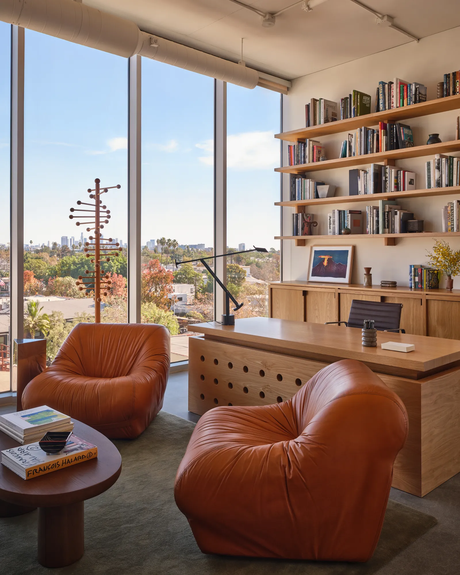 L'image peut contenir des meubles Livre Publication Table Architecture Bâtiment Intérieur Salon Salle et chaise