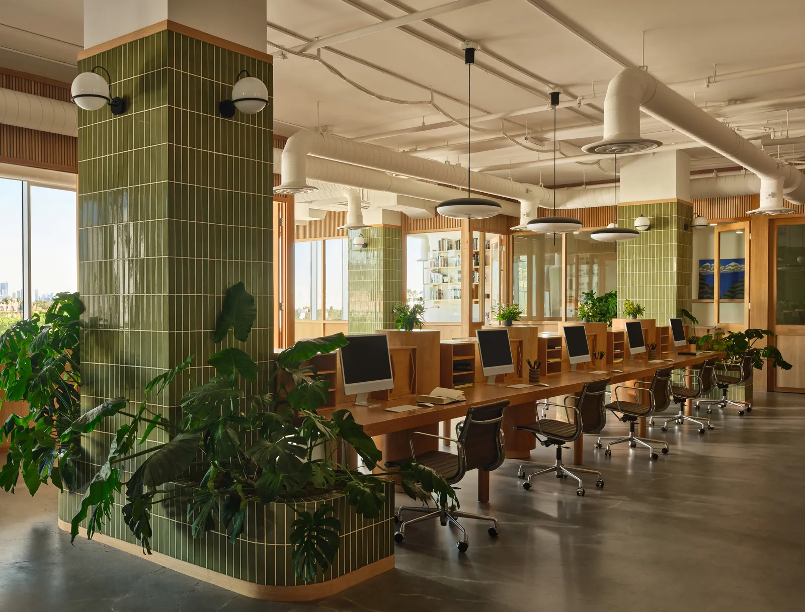 L'image peut contenir des meubles d'intérieur, une chaise, une plante de bureau, une lampe, du matériel informatique, du matériel électronique et un moniteur.