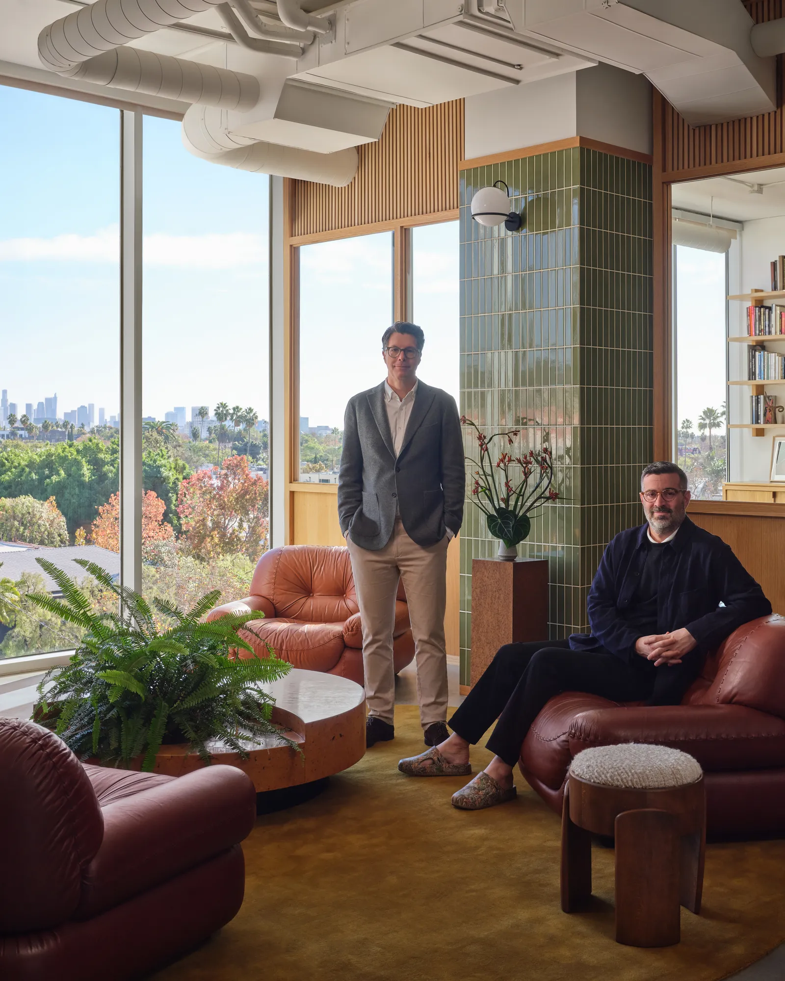 L'image peut contenir Michael Schaefer Personne adulte Meubles Intérieur Architecture Bâtiment Hall d'entrée Vêtements et manteau