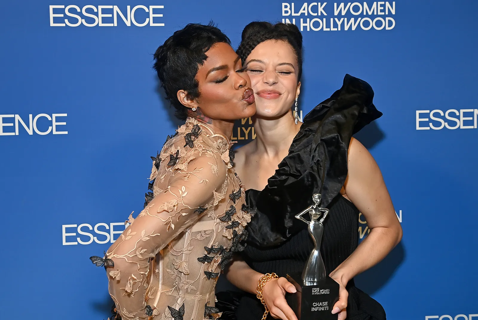 L'image peut contenir Teyana Taylor embrassant une personne romantique adulte mariage visage tête photographie et portrait