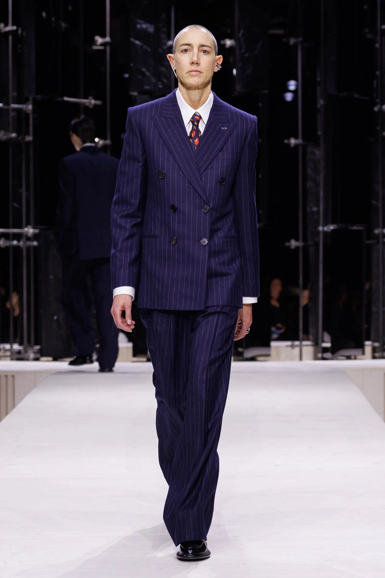 Le sexe était de retour sur les podiums de la Fashion Week de Paris, mais pas comme vous le pensez L'image peut contenir des vêtements, une tenue de soirée, un costume, une personne adulte, un manteau et une position debout.