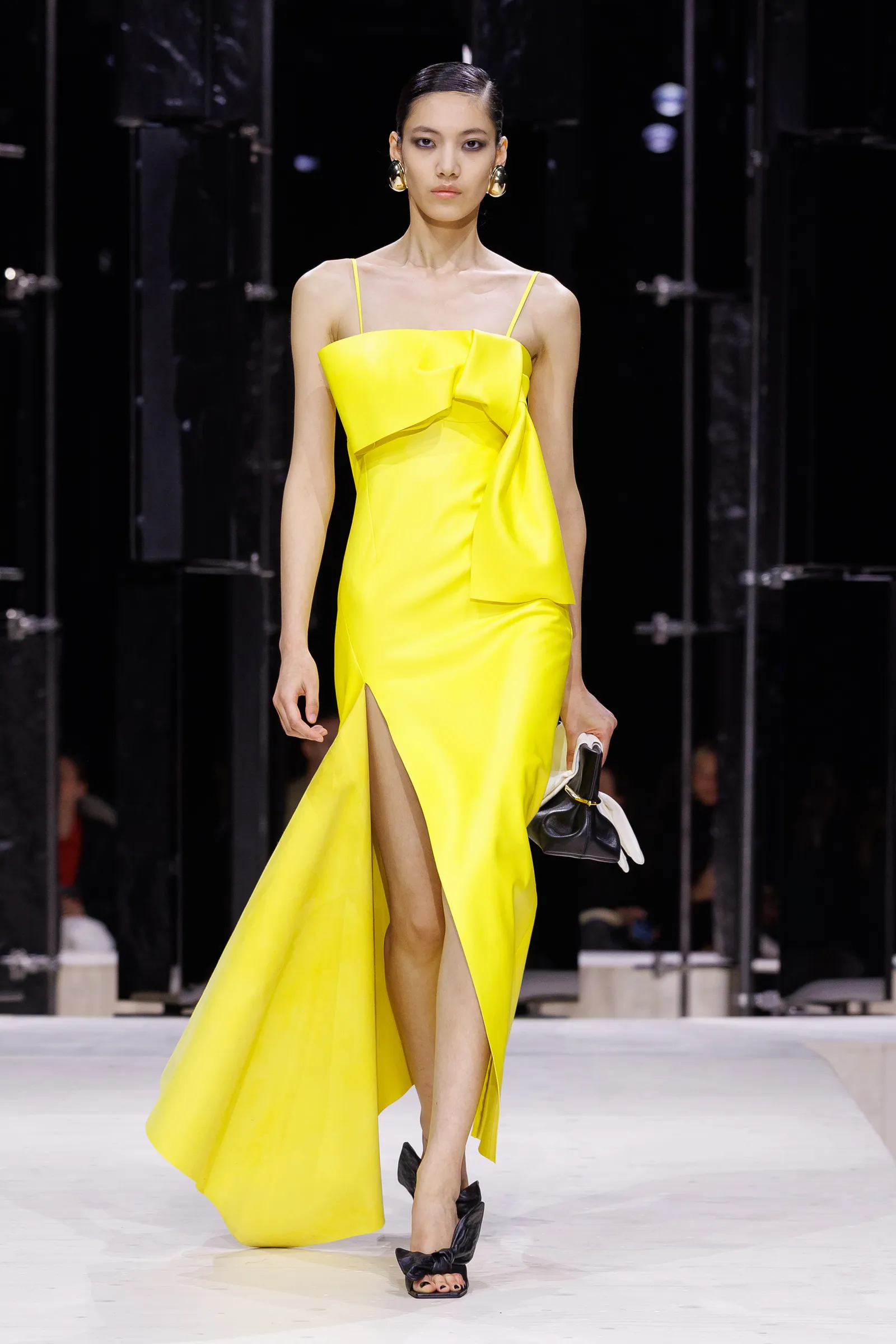 Le sexe était de retour sur les podiums de la Fashion Week de Paris, mais pas comme vous le pensez L'image peut contenir Sonny Zhou Vêtements Robe Tenue de soirée Robe de soirée Mode Personne adulte et défilé