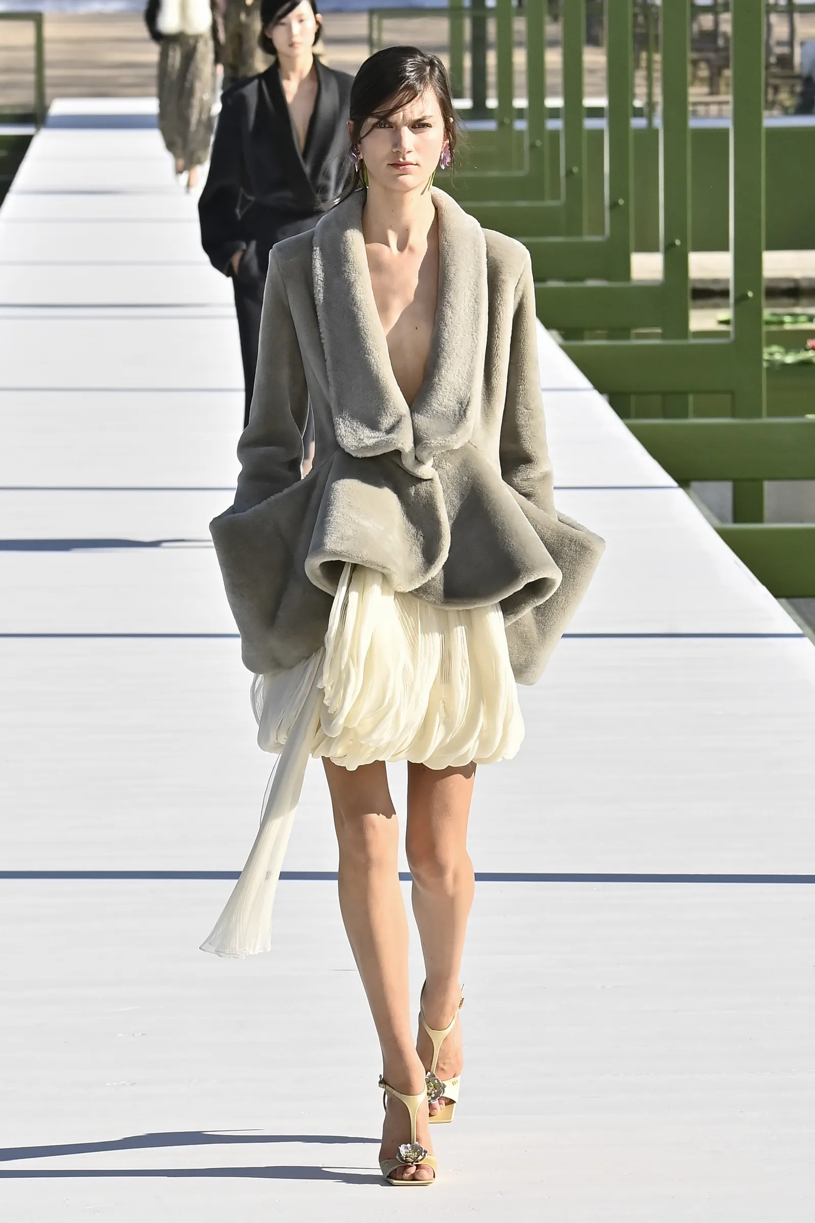 Le sexe était de retour sur les podiums de la Fashion Week de Paris, mais pas comme vous le pensez L'image peut contenir une personne. Vêtements de mode pour adultes. Manteau, veste, accessoires, sac, sac à main et jupe.