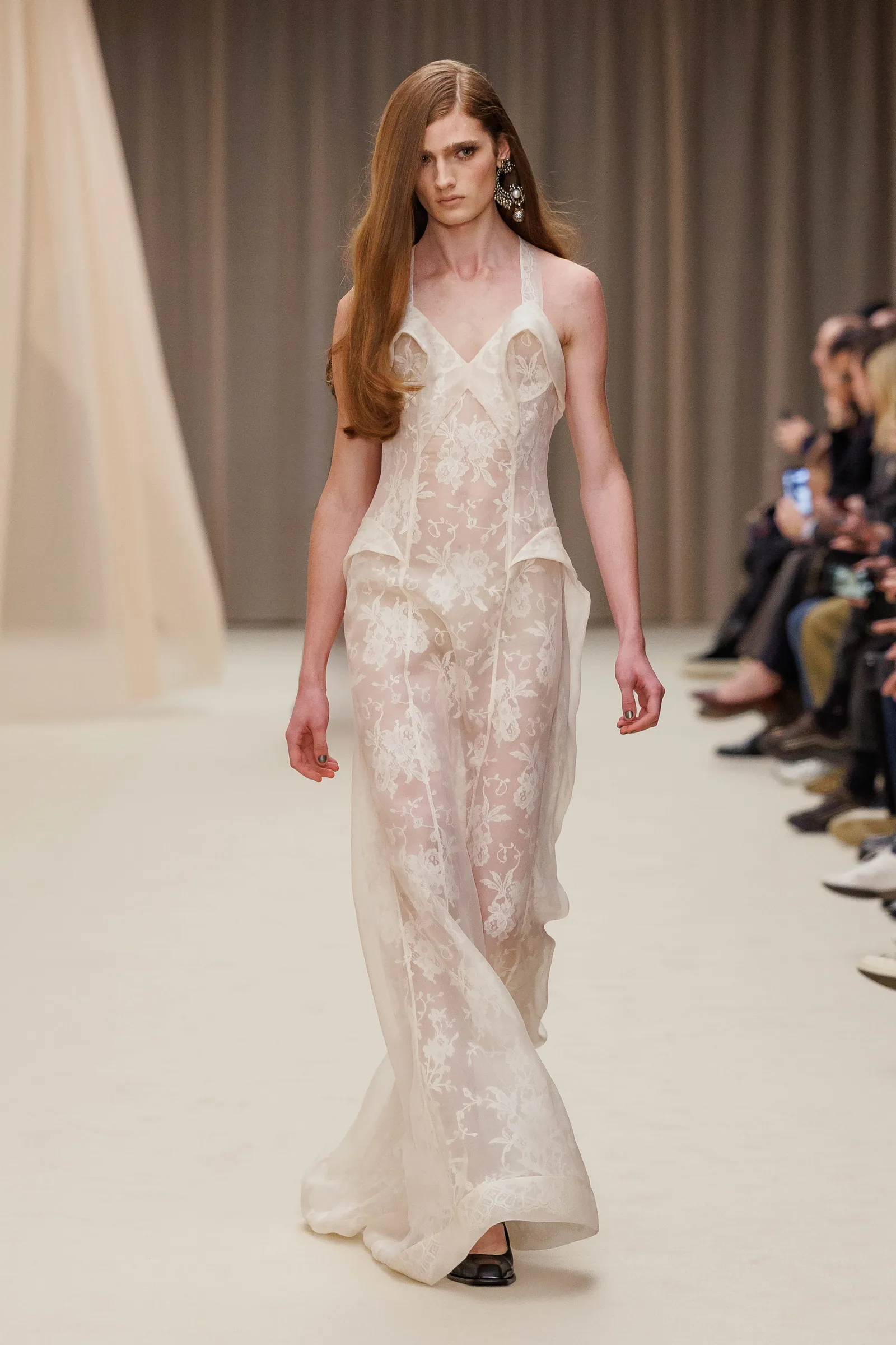 Le sexe était de retour sur les podiums de la Fashion Week de Paris, mais pas comme vous le pensez L'image peut contenir des vêtements Robe Mode Vêtements de cérémonie Robe Mariage Robe de mariée Adulte et personne