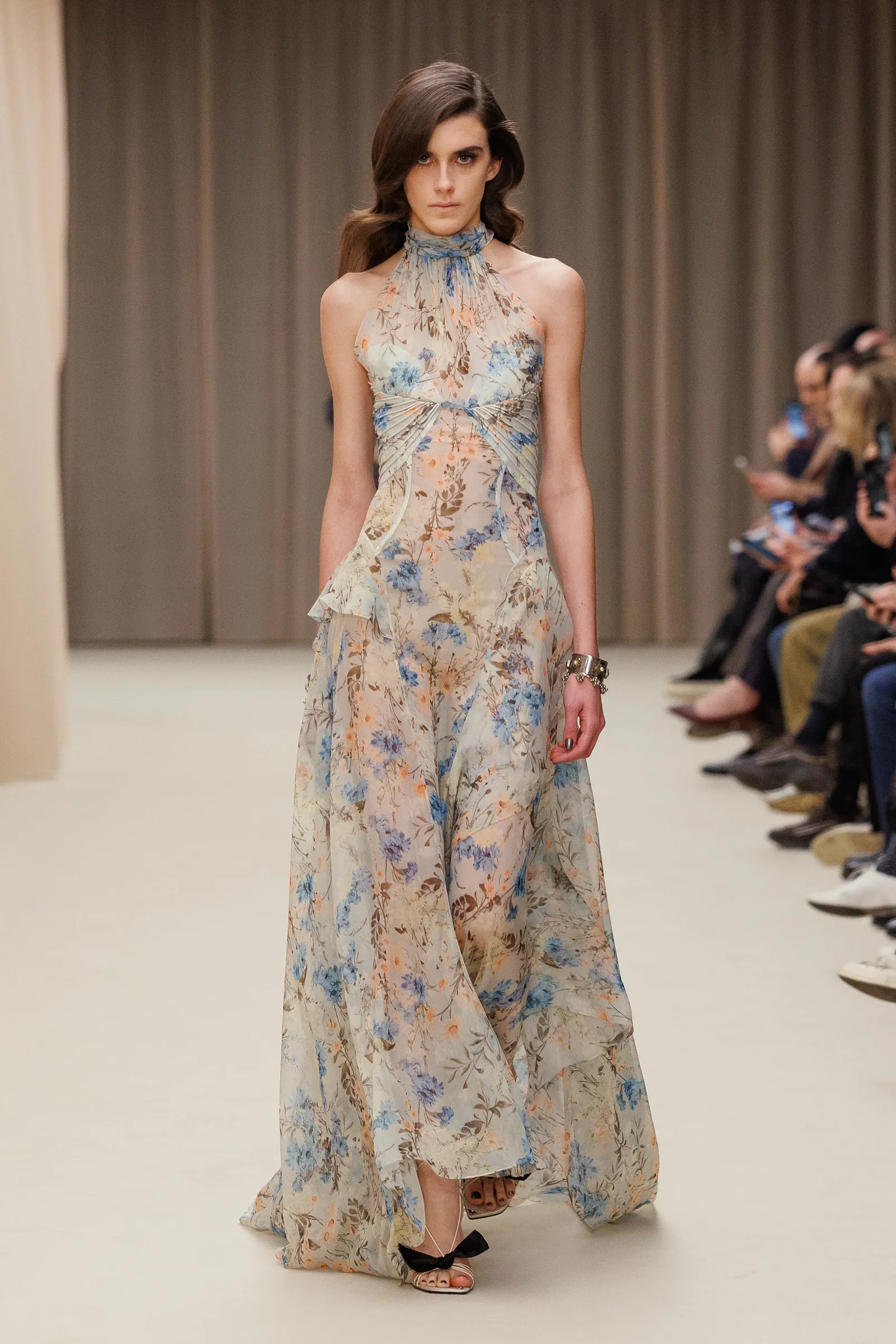 Le sexe était de retour sur les podiums de la Fashion Week de Paris, mais pas comme vous le pensez L'image peut contenir des vêtements Robe Tenue de soirée Robe de soirée Robe de mode Mariage Robe de mariée Adulte et personne