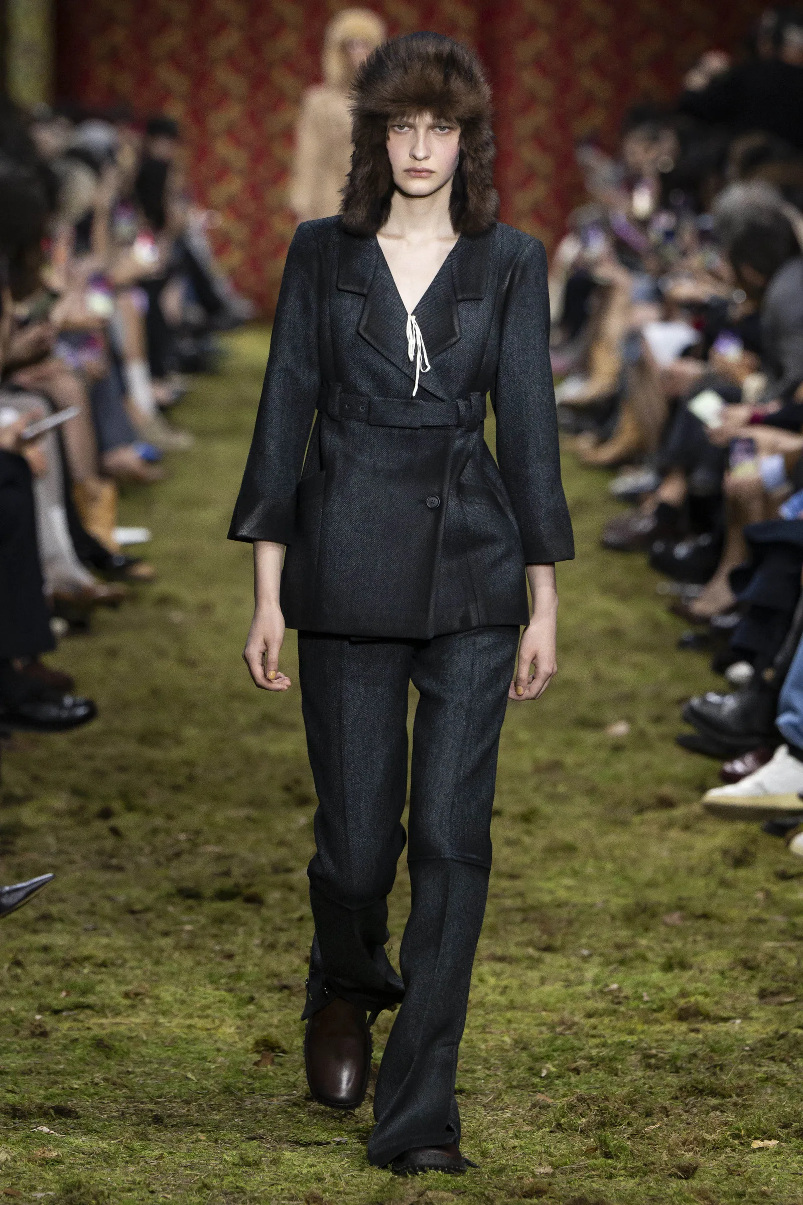 Le sexe était de retour sur les podiums de la Fashion Week de Paris, mais pas comme vous le pensez L'image peut contenir des vêtements Vêtements de cérémonie Costume Personne Manteau Adulte Chaussures debout Chaussure Pantalon Visage et tête