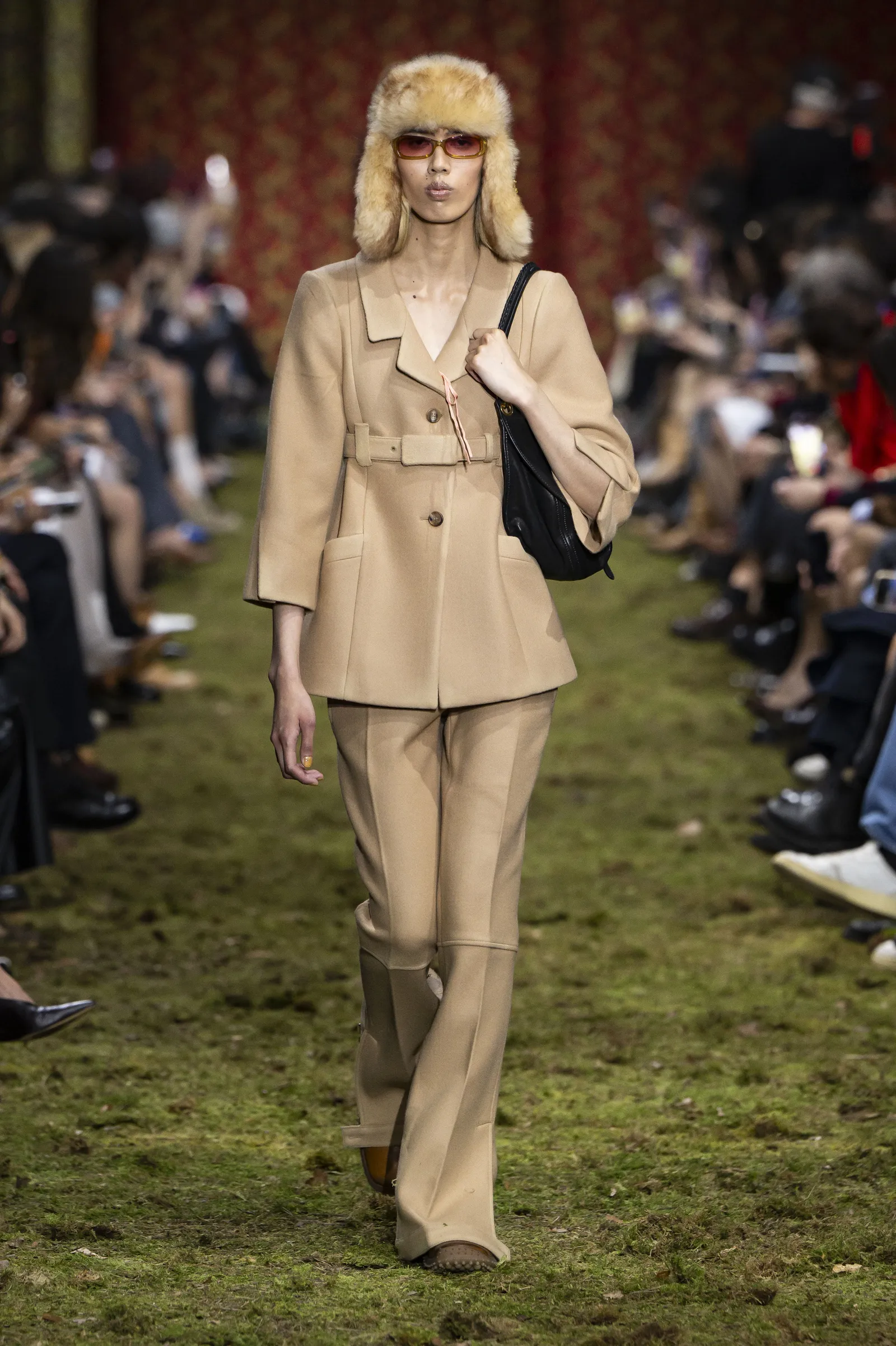 Le sexe était de retour sur les podiums de la Fashion Week de Paris, mais pas comme vous le pensez L'image peut contenir Kenshi Yonezu Personne Accessoires Sac Sac à main Vêtements Manteau Lunettes Chaussures pour adultes Chaussure et chapeau