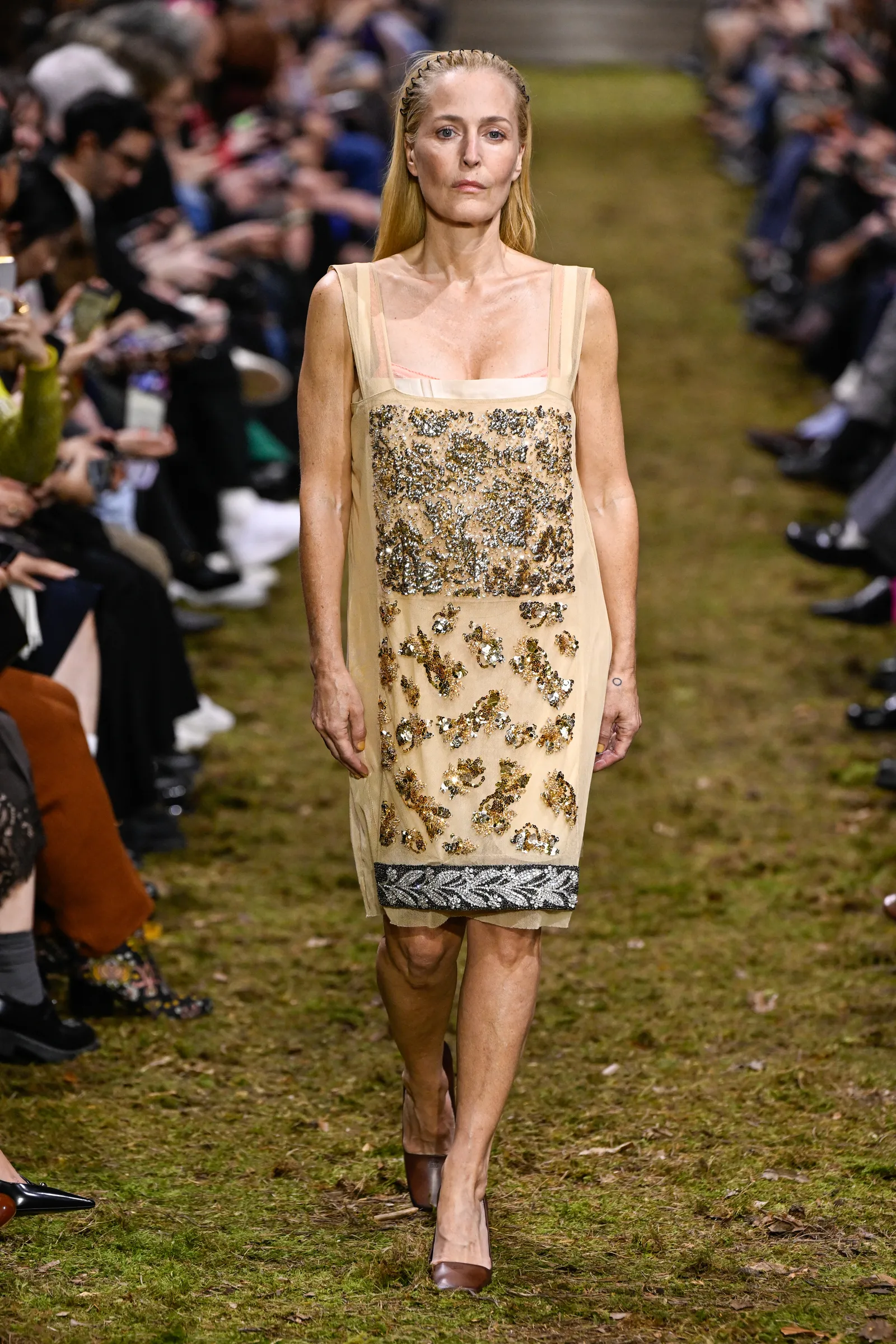 Le sexe était de retour sur les podiums de la Fashion Week de Paris, mais pas comme vous le pensez L'image peut contenir Gillian Anderson Personne Vêtements pour adultes Chaussures et chaussures