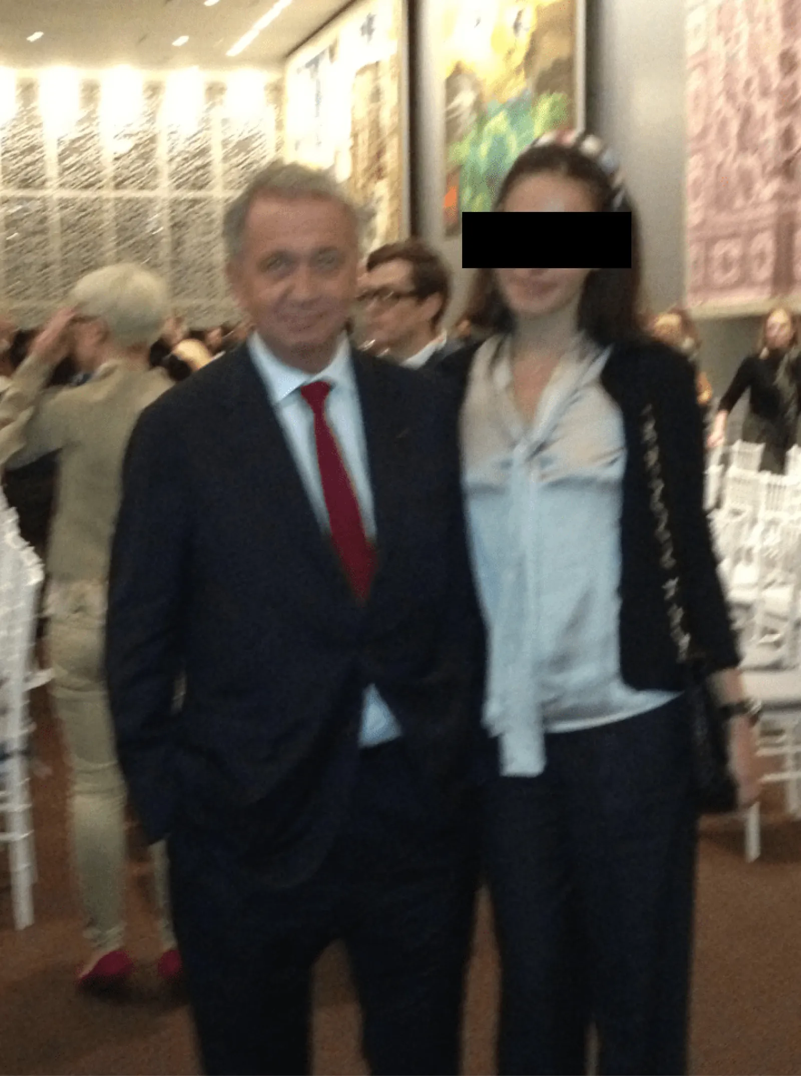 L'emprise durable de Jeffrey Epstein sur la Fondation Gates L'image peut contenir Sid Vicious La Parka Blazer Vêtements Manteau Veste Tenue de soirée Pantalon de costume Visage tête et personne