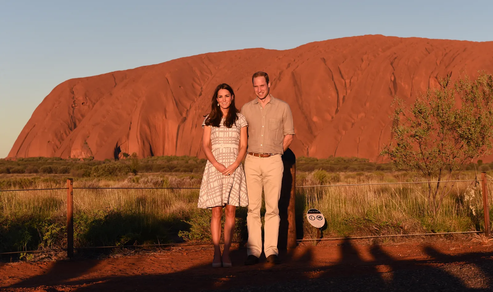 Frederik et Mary du Danemark évoquent la célèbre photo de Charles et Diana L'image peut contenir le prince William, duc de Cambridge, personne adulte, vêtements, chemise, visage, tête, chaussures et chaussures.