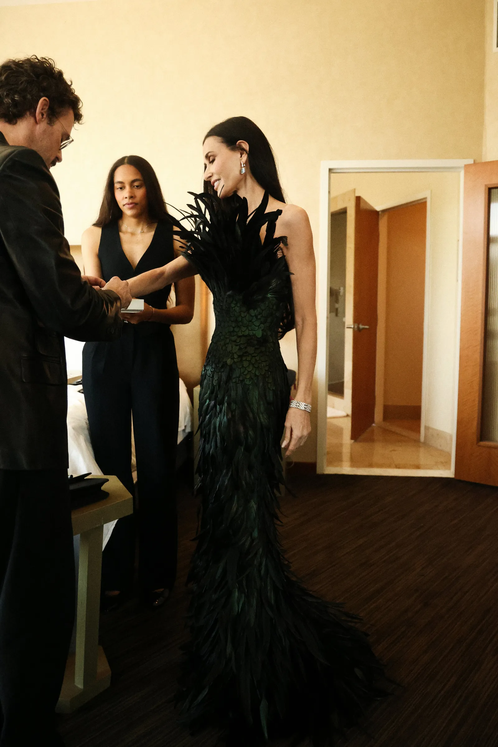 L'image peut contenir Demi Moore Vêtements Robe Tenue de soirée Robe de soirée Costume de personne adulte Robe et visage à la mode