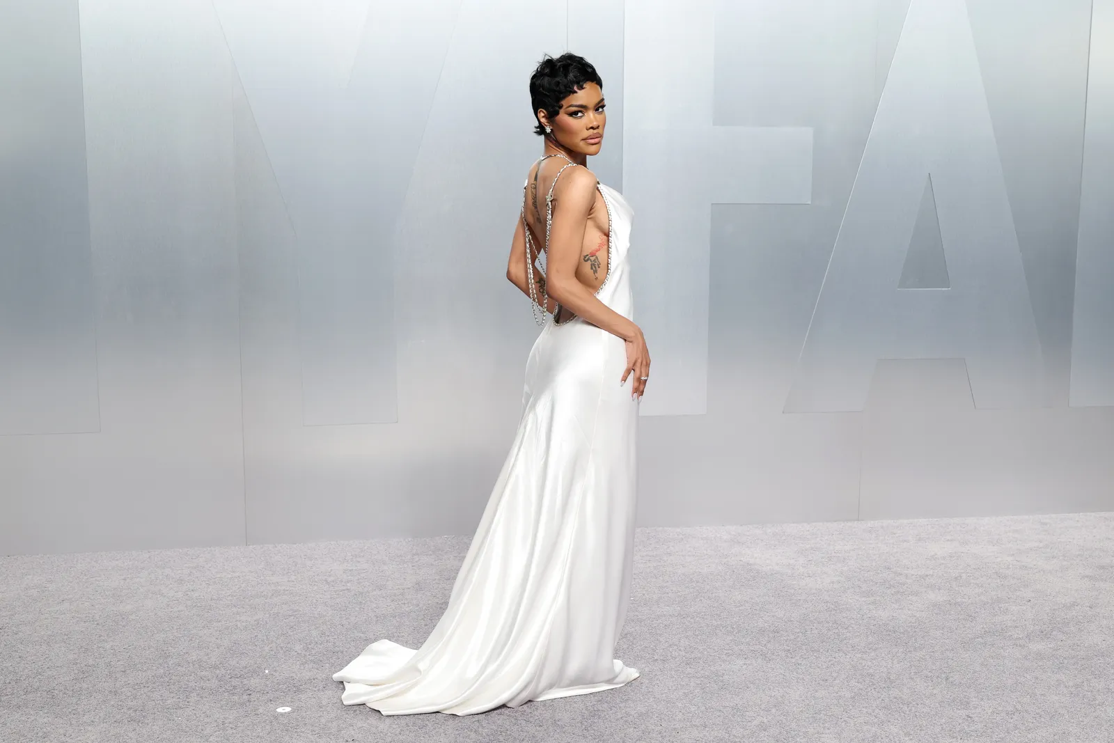 Teyana Taylor sait que « un million de filles tueraient pour son travail » et pour sa robe Chanel L'image peut contenir Teyana Taylor Vêtements Robe Mode Tenue de soirée Robe de mariée Robe de mariée Adulte et personne