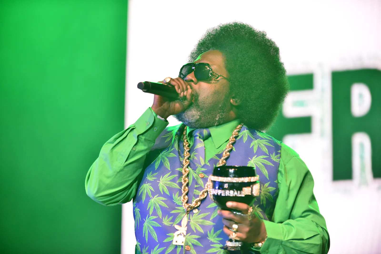 Afroman remporte le procès intenté par les flics qui ont perquisitionné son domicile L'image peut contenir Afroman Performer Person Solo Performance Accessories Lunettes de soleil Adulte et appareil électrique