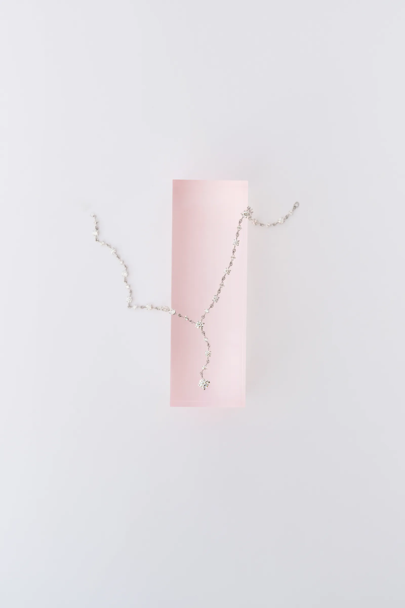 Odessa A'zion explique pourquoi elle s'est coiffée cette saison des récompenses L'image peut contenir des accessoires, des bijoux, un collier et un cylindre.