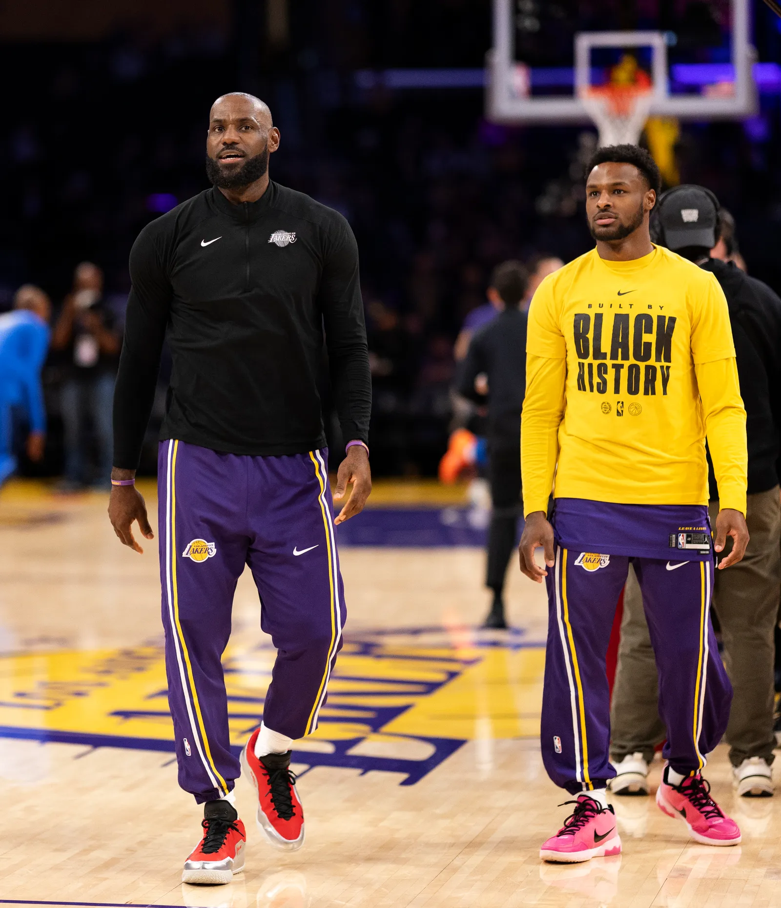 L’image peut contenir LeBron James Teddy Williams Personne adulte et personnes