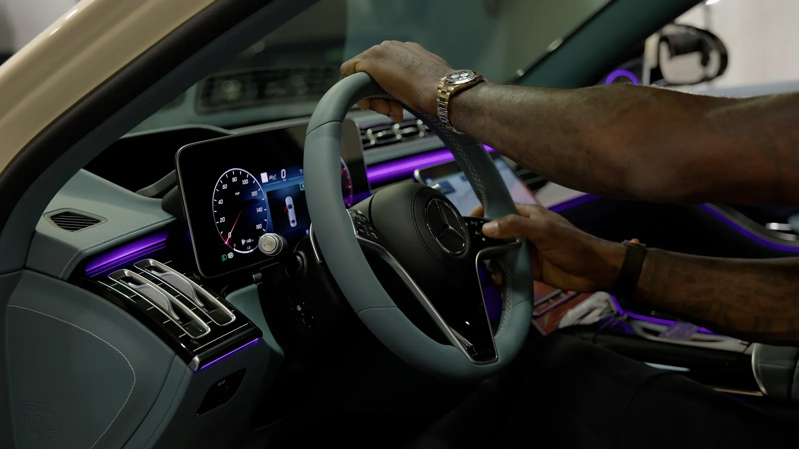 L'image peut contenir un véhicule de transport, une montre-bracelet, une voiture et un volant.