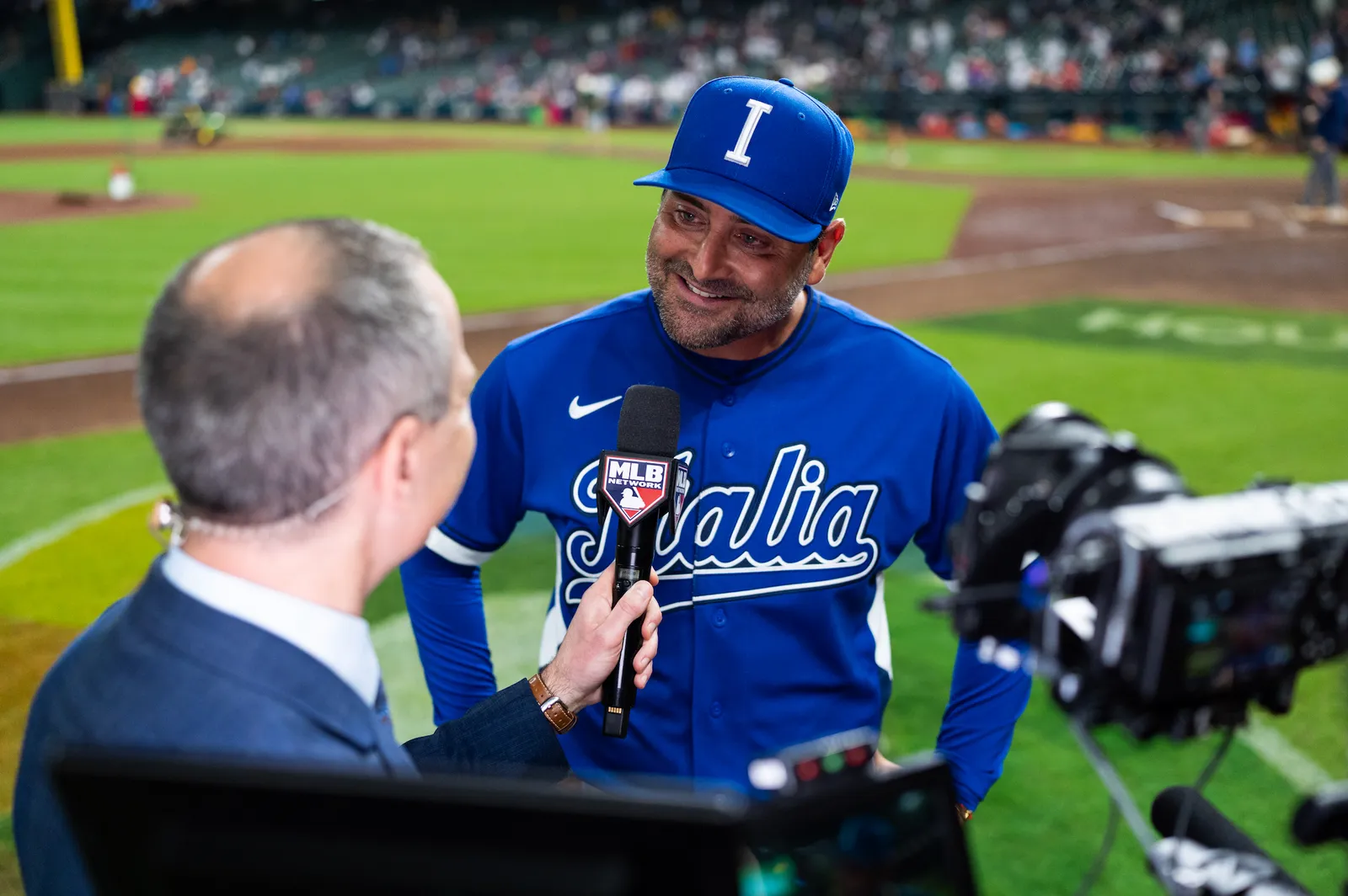 L'image peut contenir Francisco Cervelli Personnes Personne Adulte Foule Conversation Casquette de baseball Casquette Vêtements et chapeau