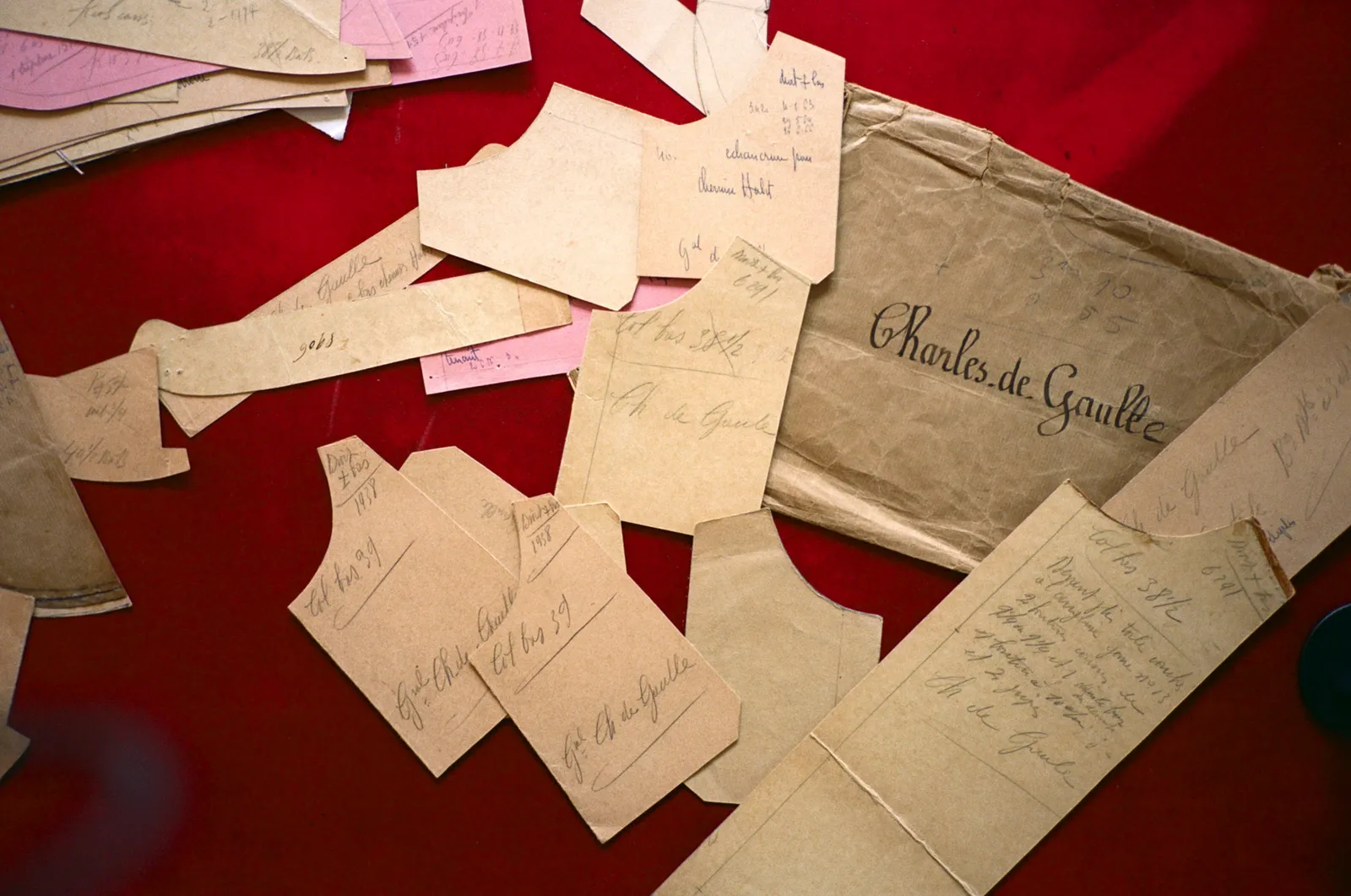 L'image peut contenir du texte, une carte de visite, un document papier et un reçu