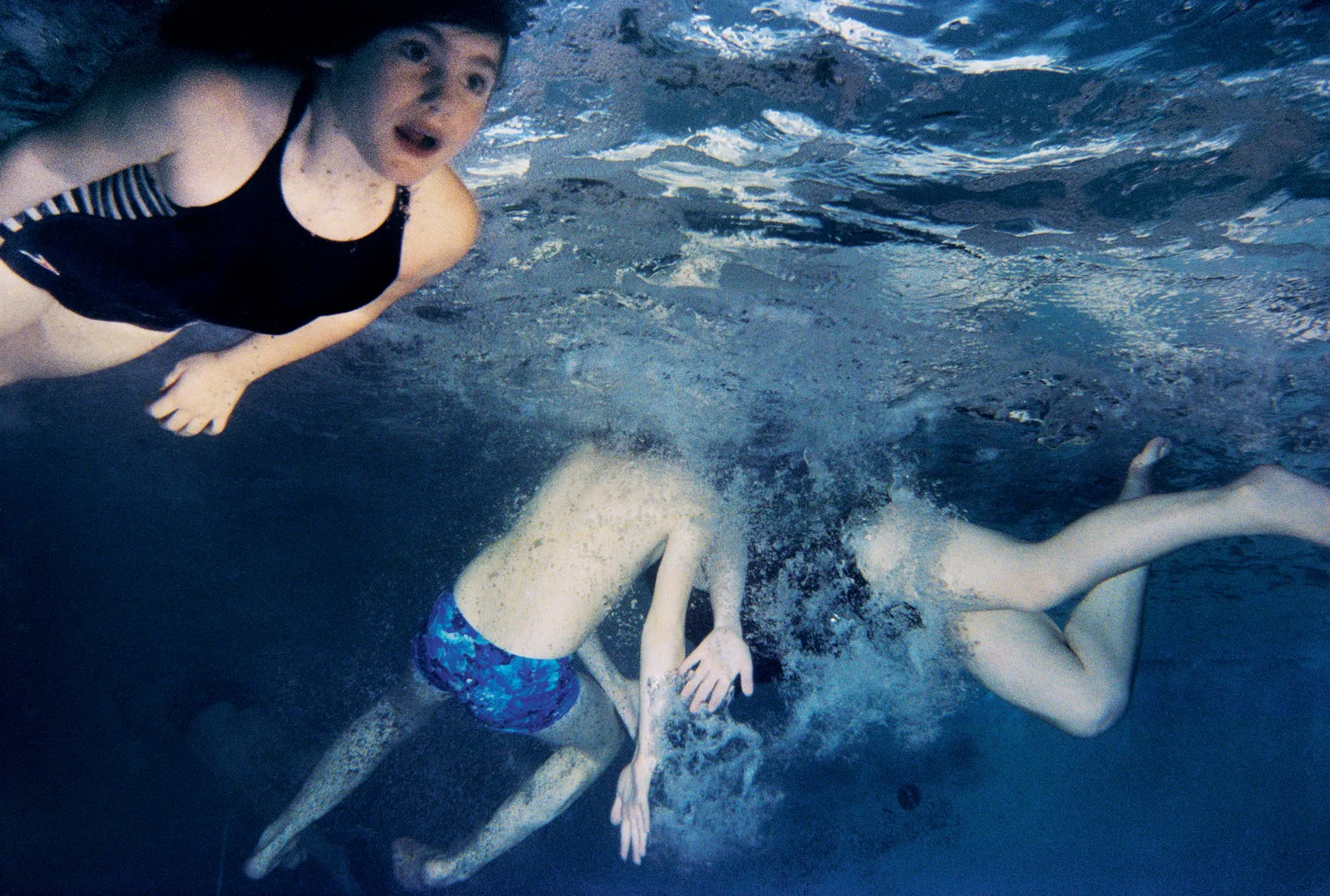 L'image contient peut-être des activités de loisirs Personne Sport Natation Sports nautiques Vêtements Shorts Maillots de bain et visage