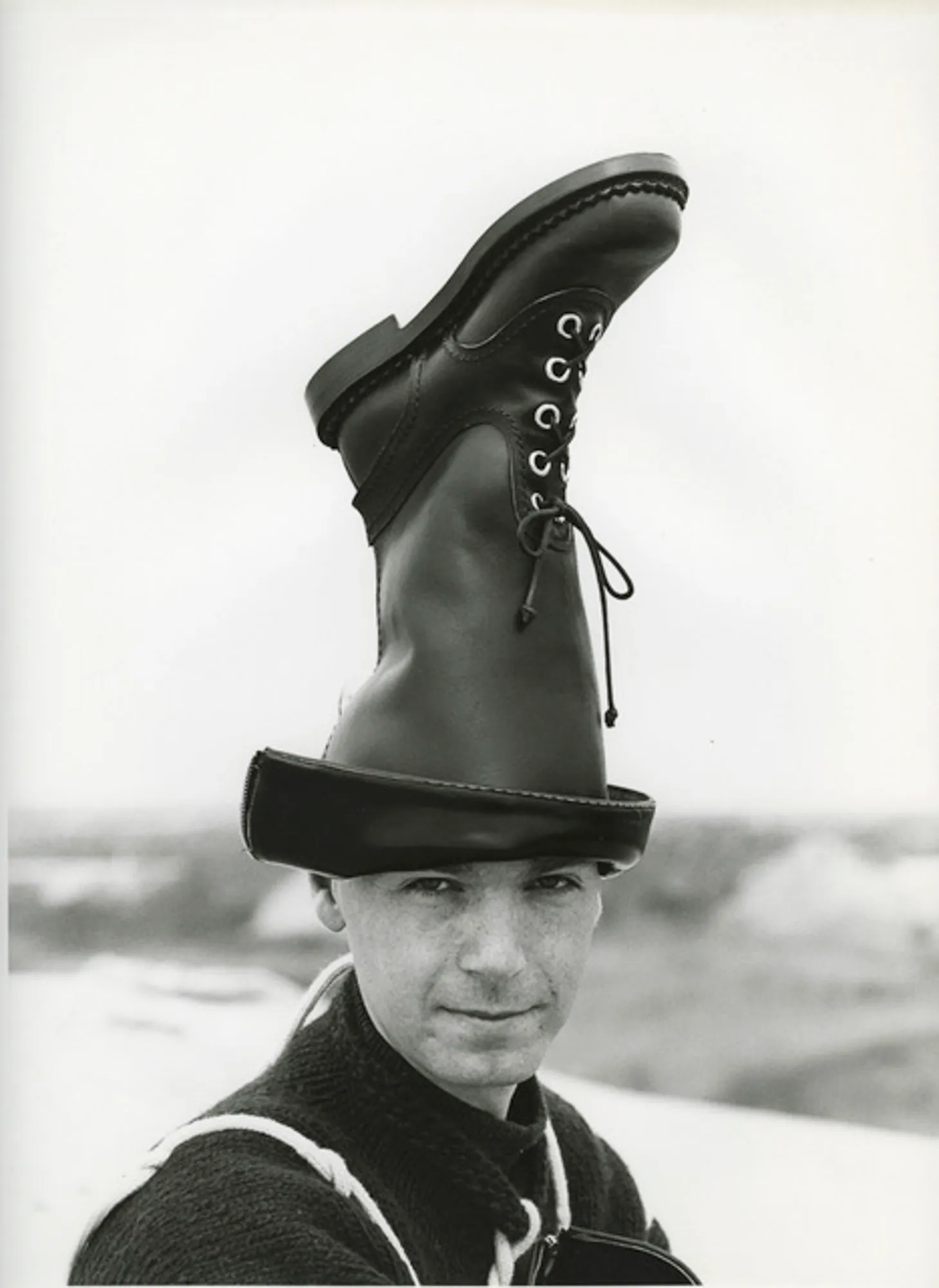 L'image peut contenir des vêtements chaussures chaussure visage tête personne photographie portrait adulte et botte
